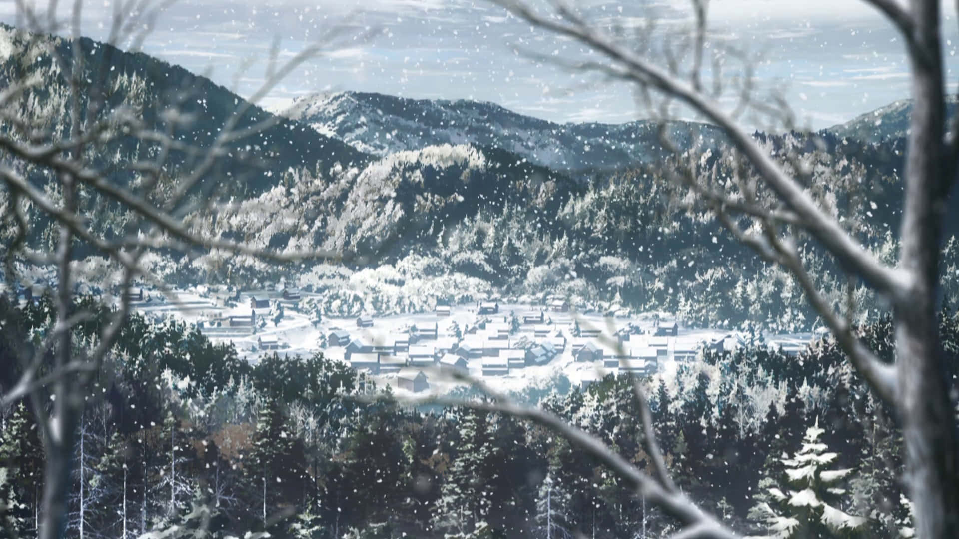 桌布 壁紙 — 白雪覆蓋著一個寧靜的山村，坐落在常綠森林之中，冬日灰濛濛的天空下。