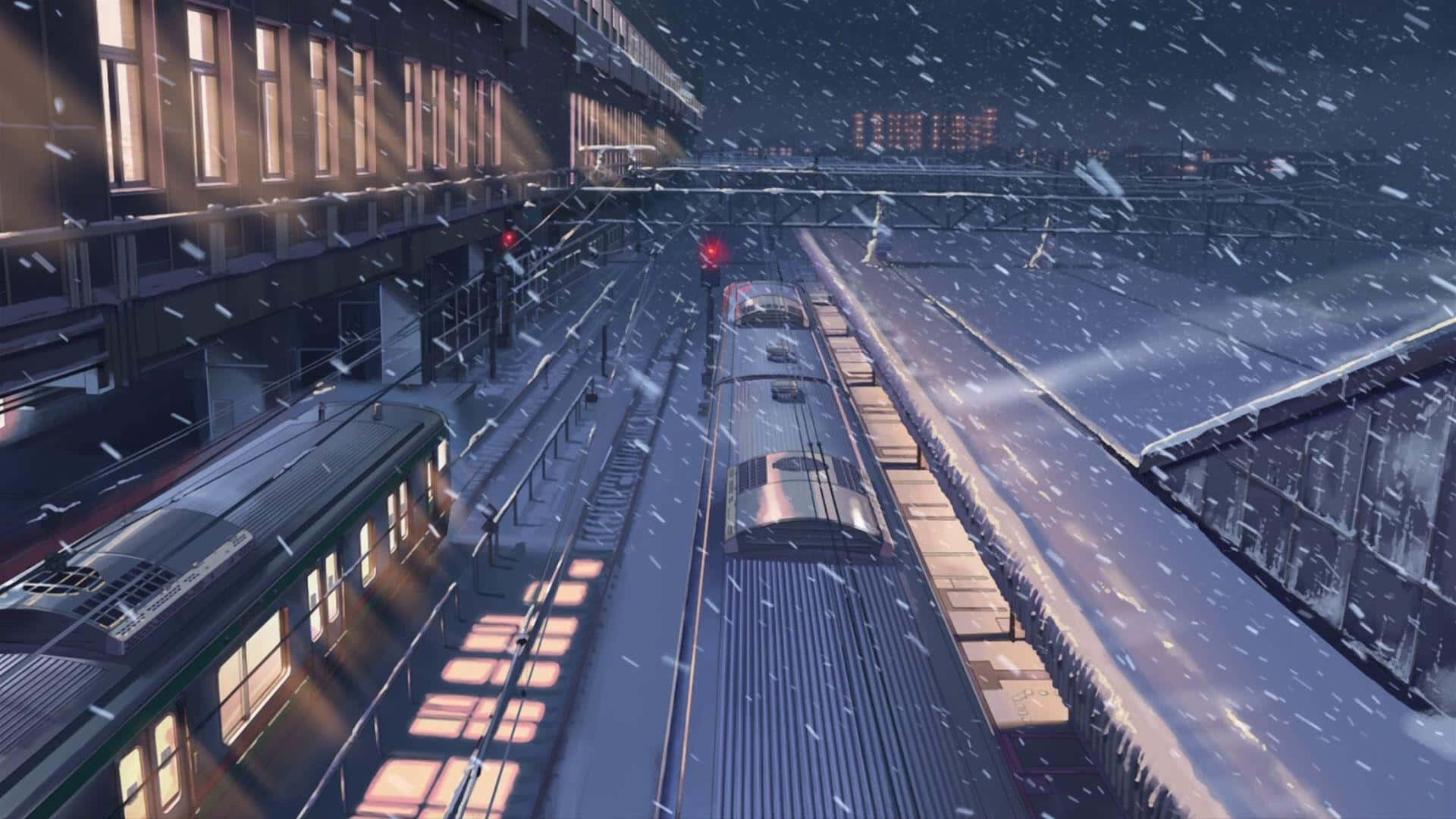 秒速5公分 桌布 壁紙 — 白雪覆蓋著一個寧靜的火車站夜晚，溫暖的燈光從窗戶透出，火車在飄落的雪花下停在軌道上。