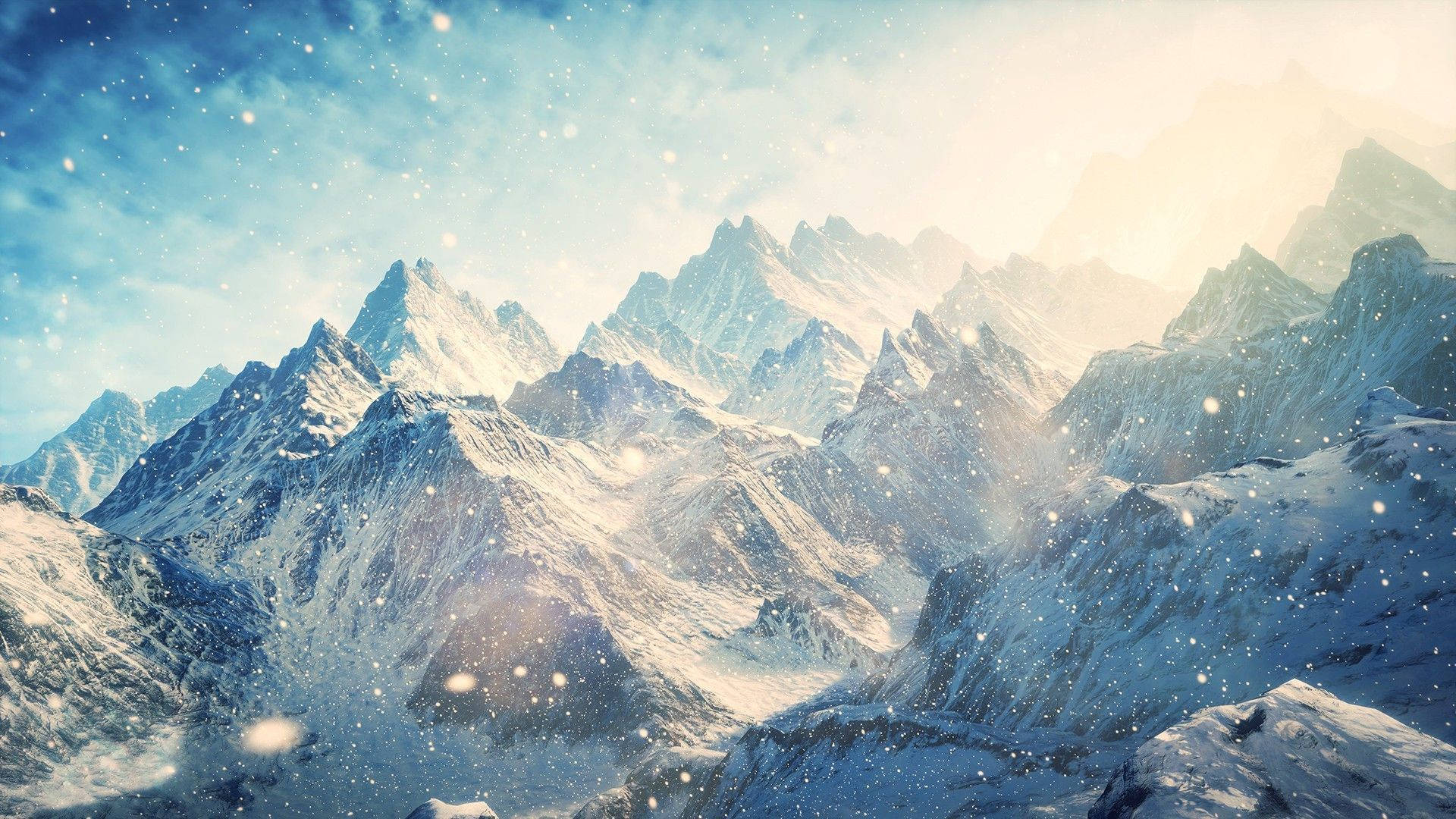 山景 桌布 壁紙 — 白雪覆蓋著崎嶇的山峰，在柔和的藍天下，飄落的雪花捕捉著金色的陽光。