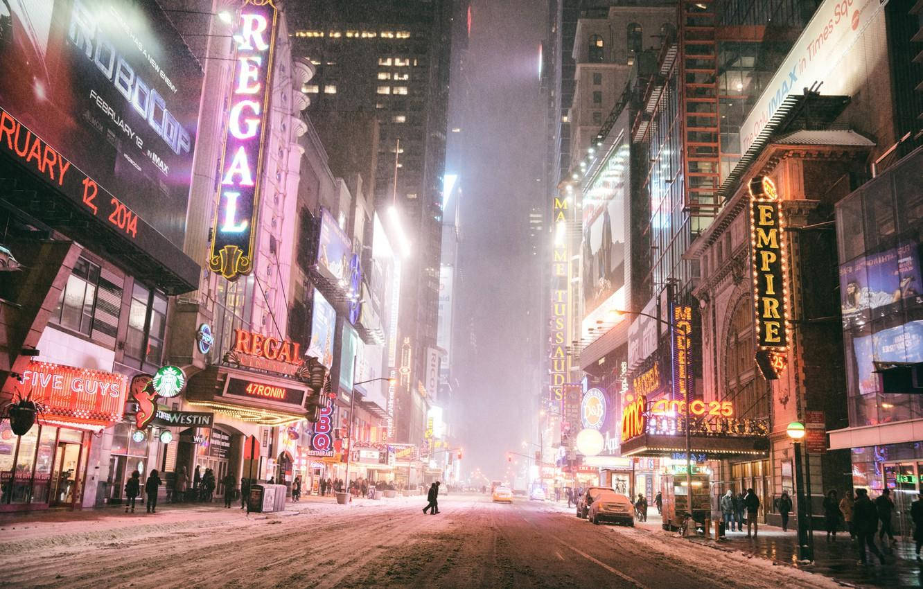 城市 桌布 壁紙 — 白雪覆蓋著紐約市夜晚繁忙的街道，劇院和餐廳的霓虹燈招牌閃爍著鮮豔的光芒。