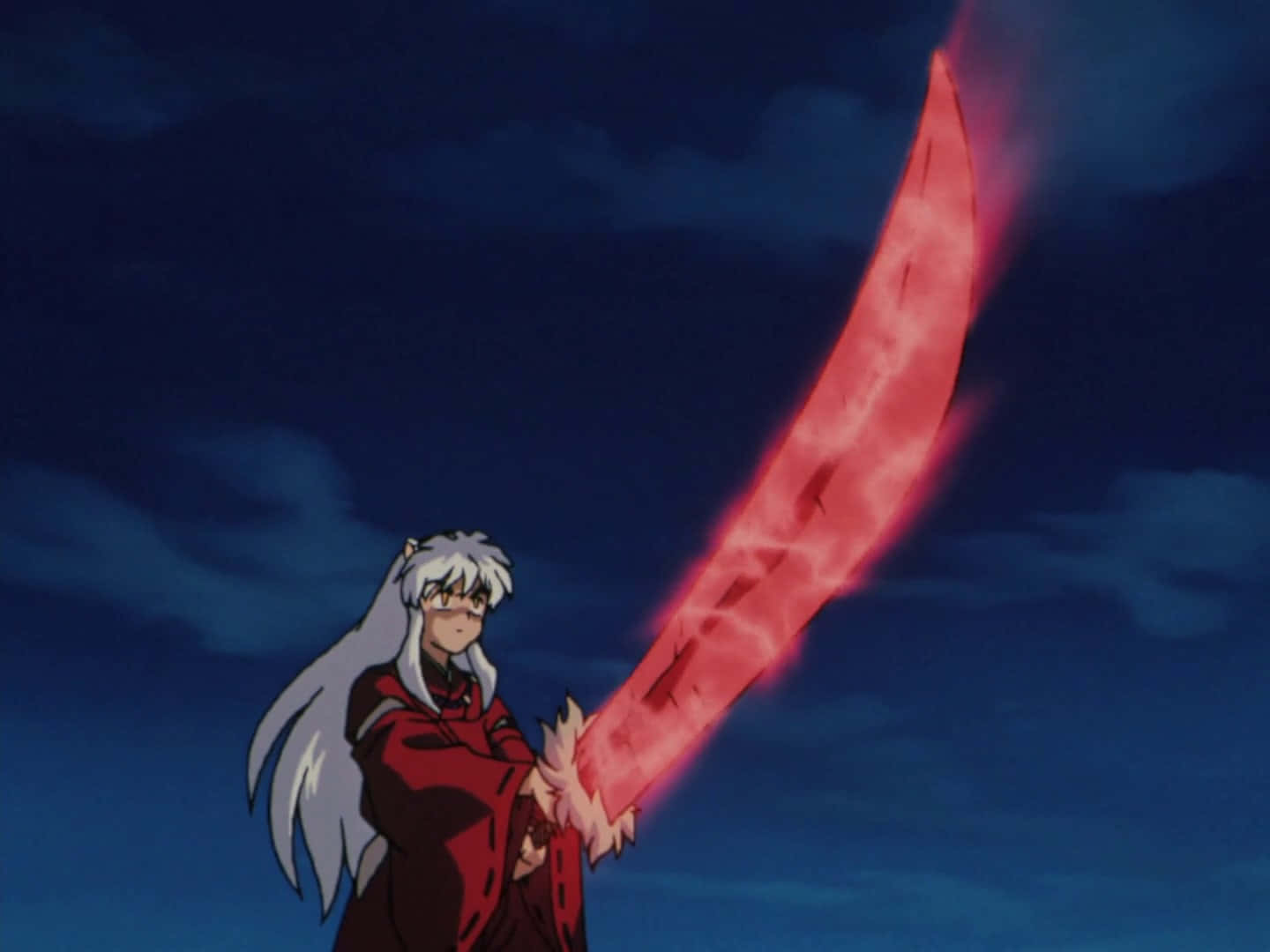 Inuyasha And Tessaiga 桌布 壁紙 — 白髮動漫角色在黑暗多雲的夜空下揮舞著一把發光的紅色劍。