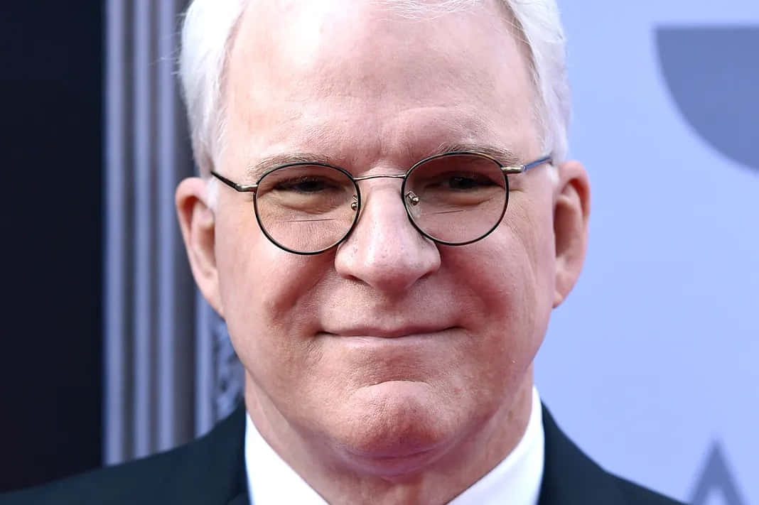 steve martin 桌布 壁紙 — 白髮戴圓框眼鏡的男人穿著正式西裝微微微笑的特寫肖像