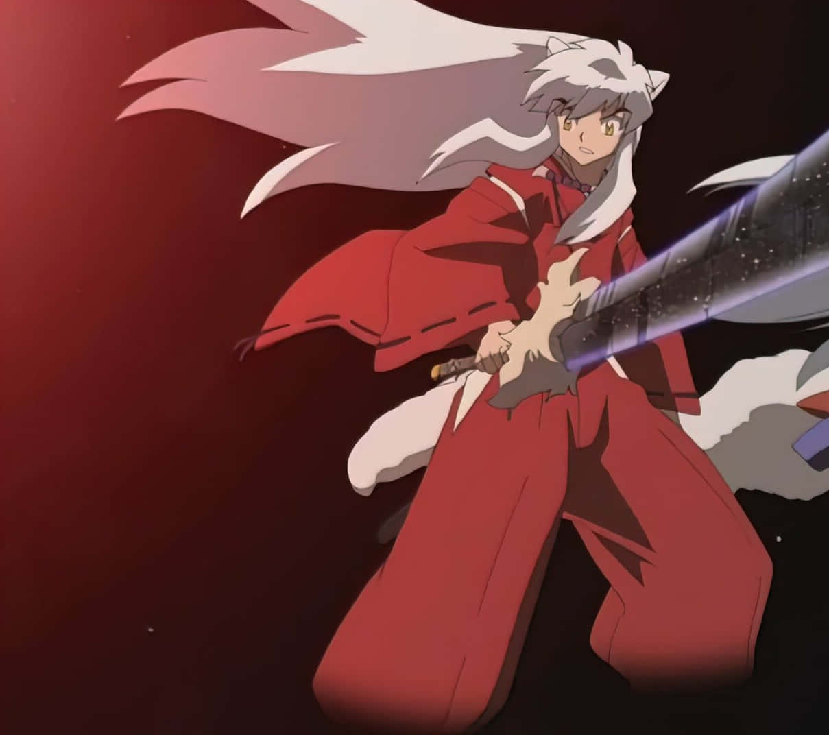 Inuyasha And Tessaiga 桌布 壁紙 — 白髮紅和服動畫戰士在暗紅色背景下揮舞發光劍。