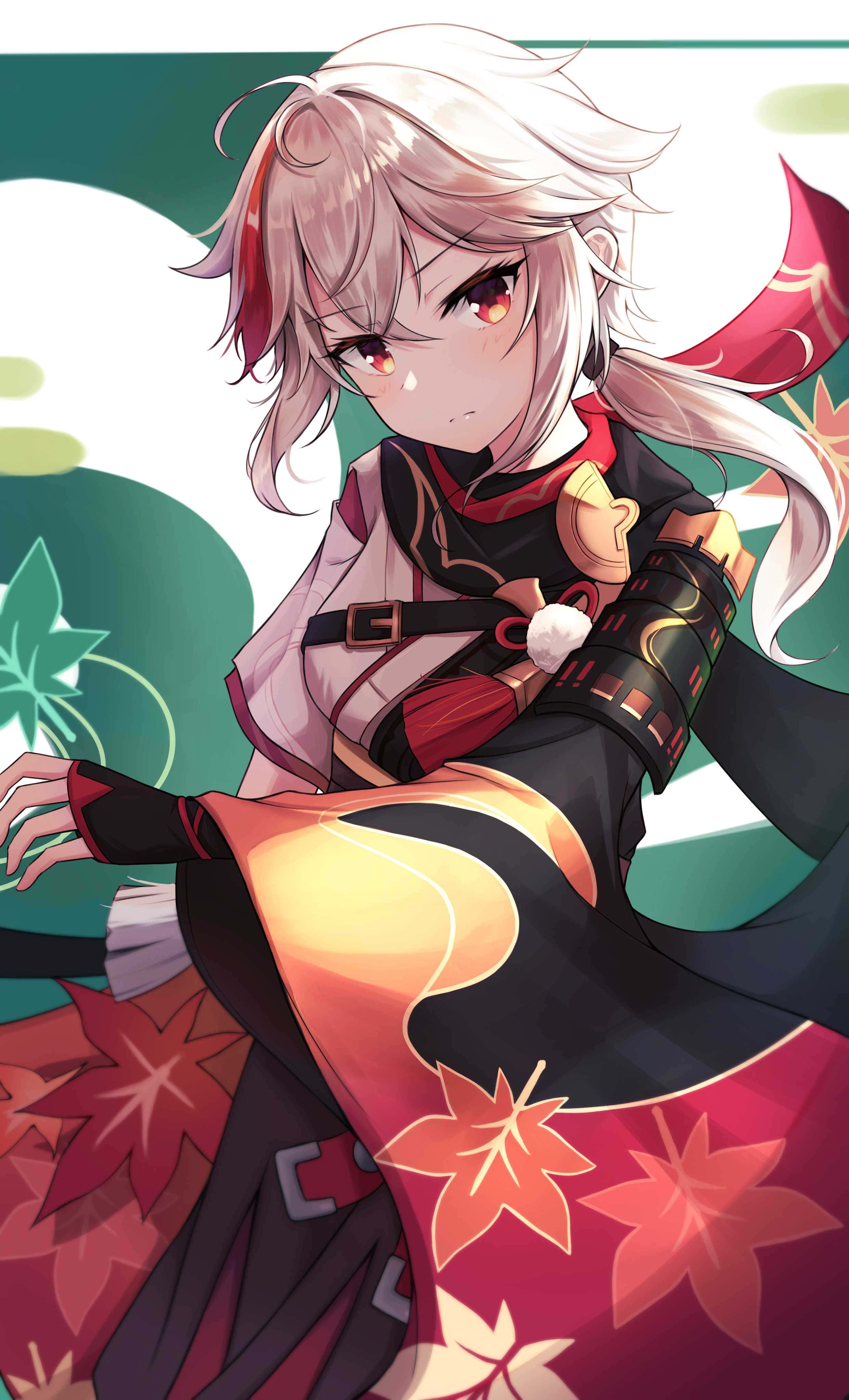 電玩遊戲 桌布 壁紙 — 白髮紅眼動漫女孩穿著帶有楓葉圖案的黑色和紅色服裝，背景為綠色抽象背景。