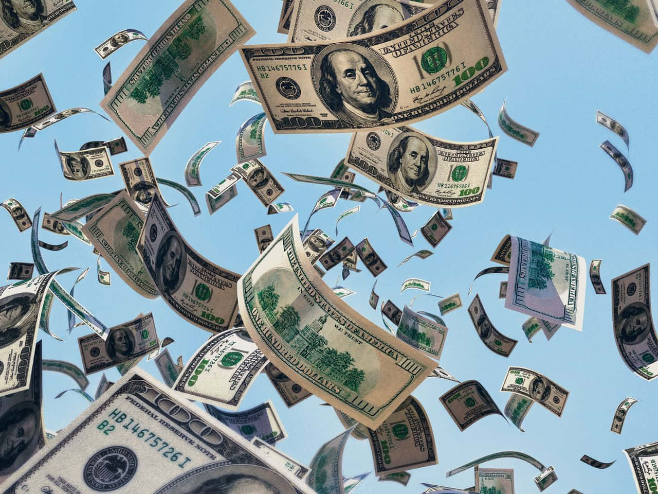 Falling Money 桌布 壁紙 — 百元美鈔在清澈的藍天下如雨般落下，形成財富與豐裕的動態爆發。