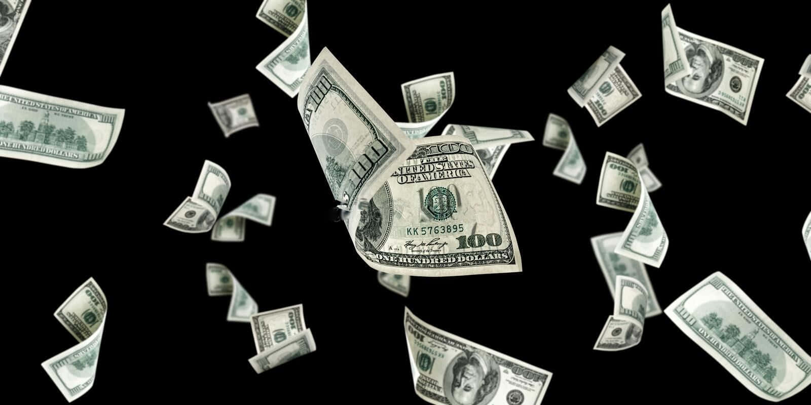 Money Falling 桌布 壁紙 — 百元美鈔在純黑背景上動態飄揚，營造出突然致富或財務豐裕的感覺。