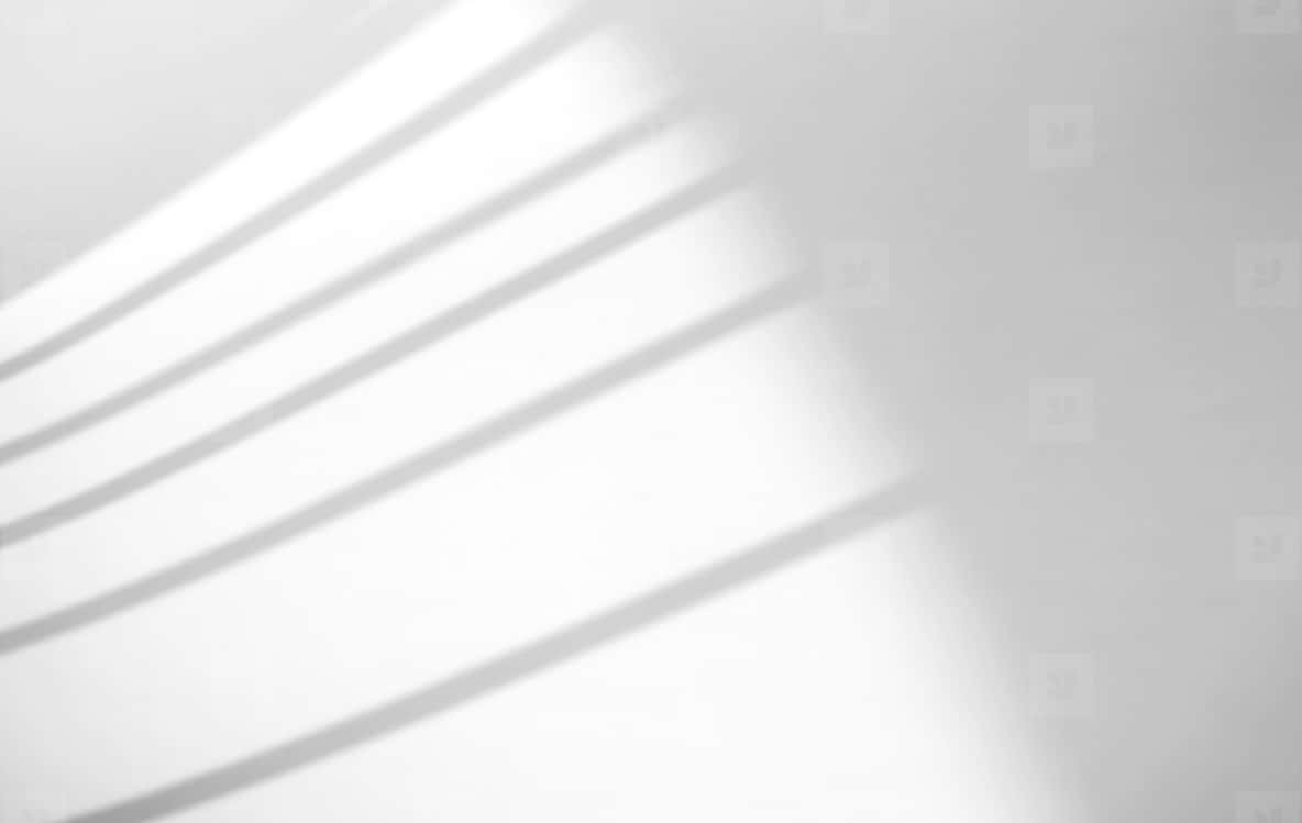 shadow 桌布 壁紙 — 百葉窗柔和對角陰影在明亮的白色牆壁上投射出柔和的條紋，營造出極簡的對比。