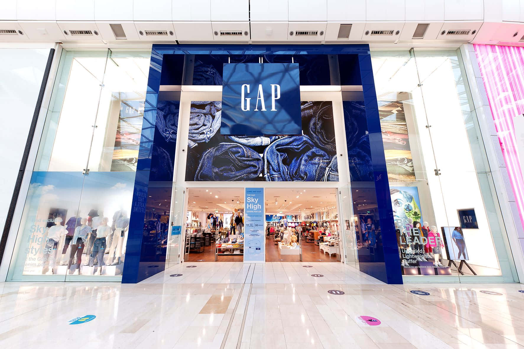 百貨商場內的Gap門市，藍白牆面設計 壁紙