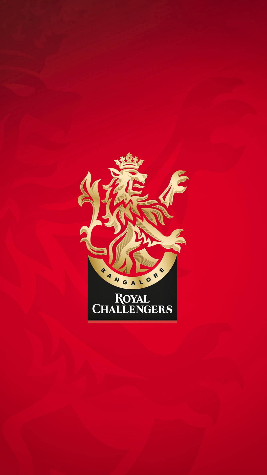 royal challengers bangalore 桌布 壁紙 — 皇家挑戰者班加羅爾的金色皇冠獅子標誌在豐富的紅色紋理背景上脫穎而出。