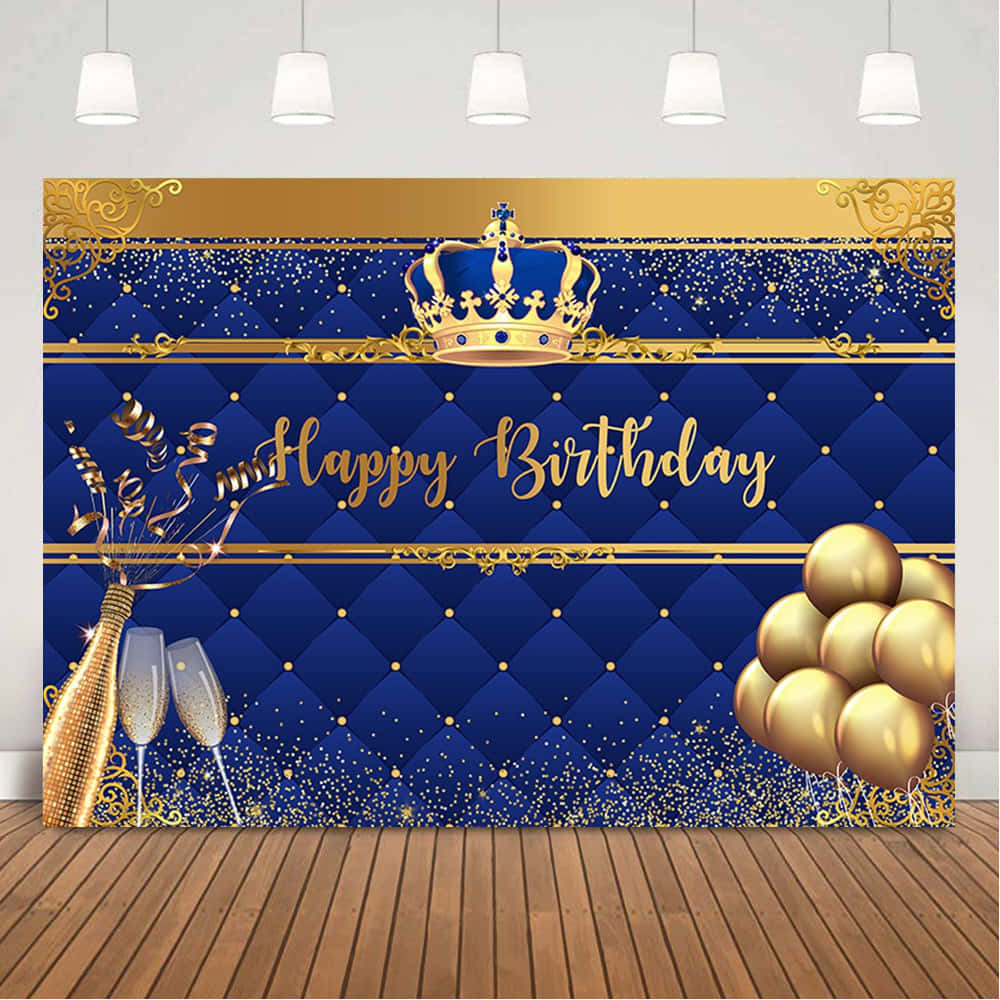 Blue Birthday 桌布 壁紙 — 皇家藍色和金色的生日背景，帶有皇冠、香檳杯和氣球，襯以絎縫圖案。
