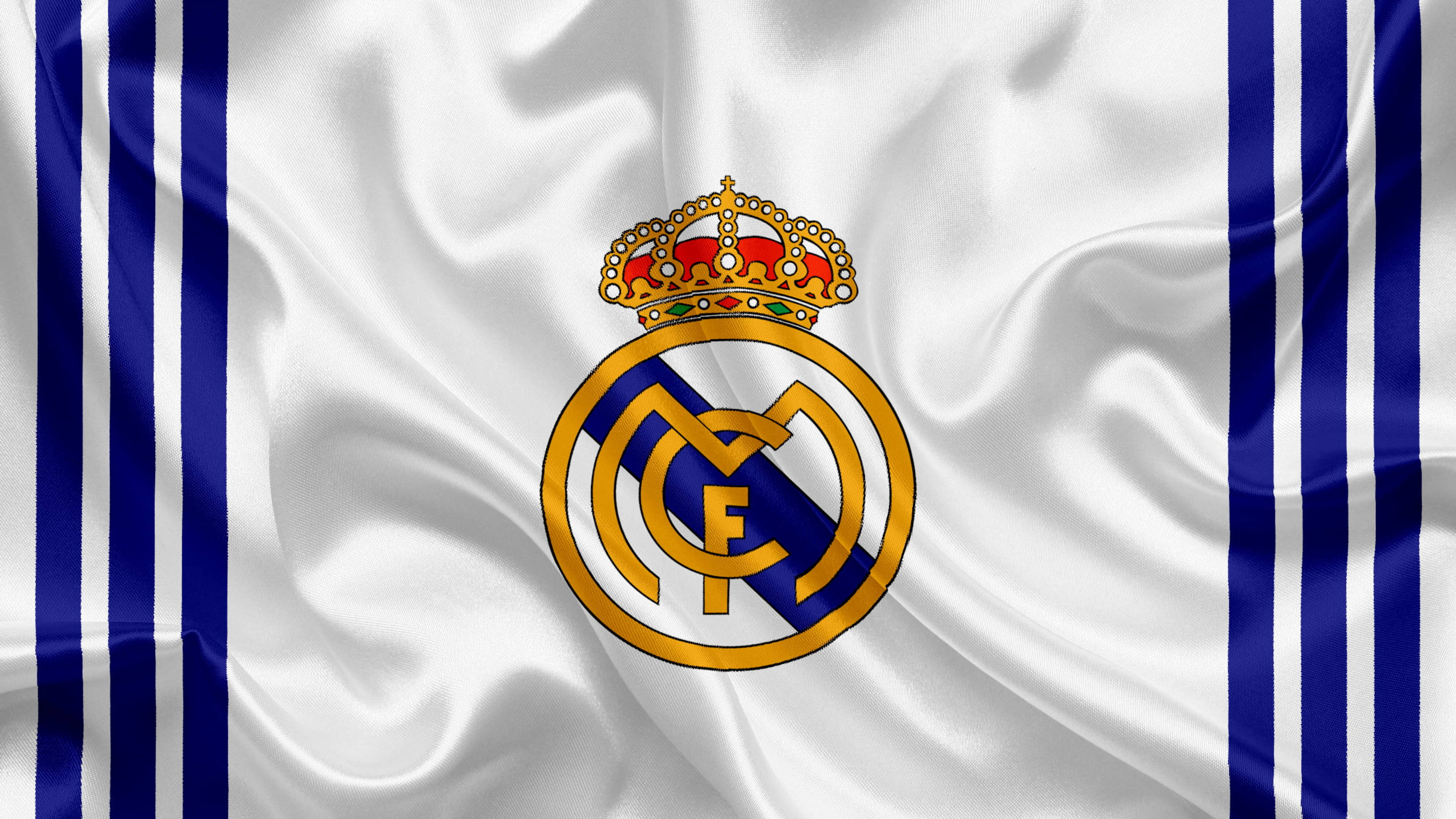 Real Madrid 4K 桌布 壁紙 — 皇家馬德里CF旗幟的特寫，旗幟上有皇家徽章，採用緞面布料，呈現深藍色和白色垂直條紋。