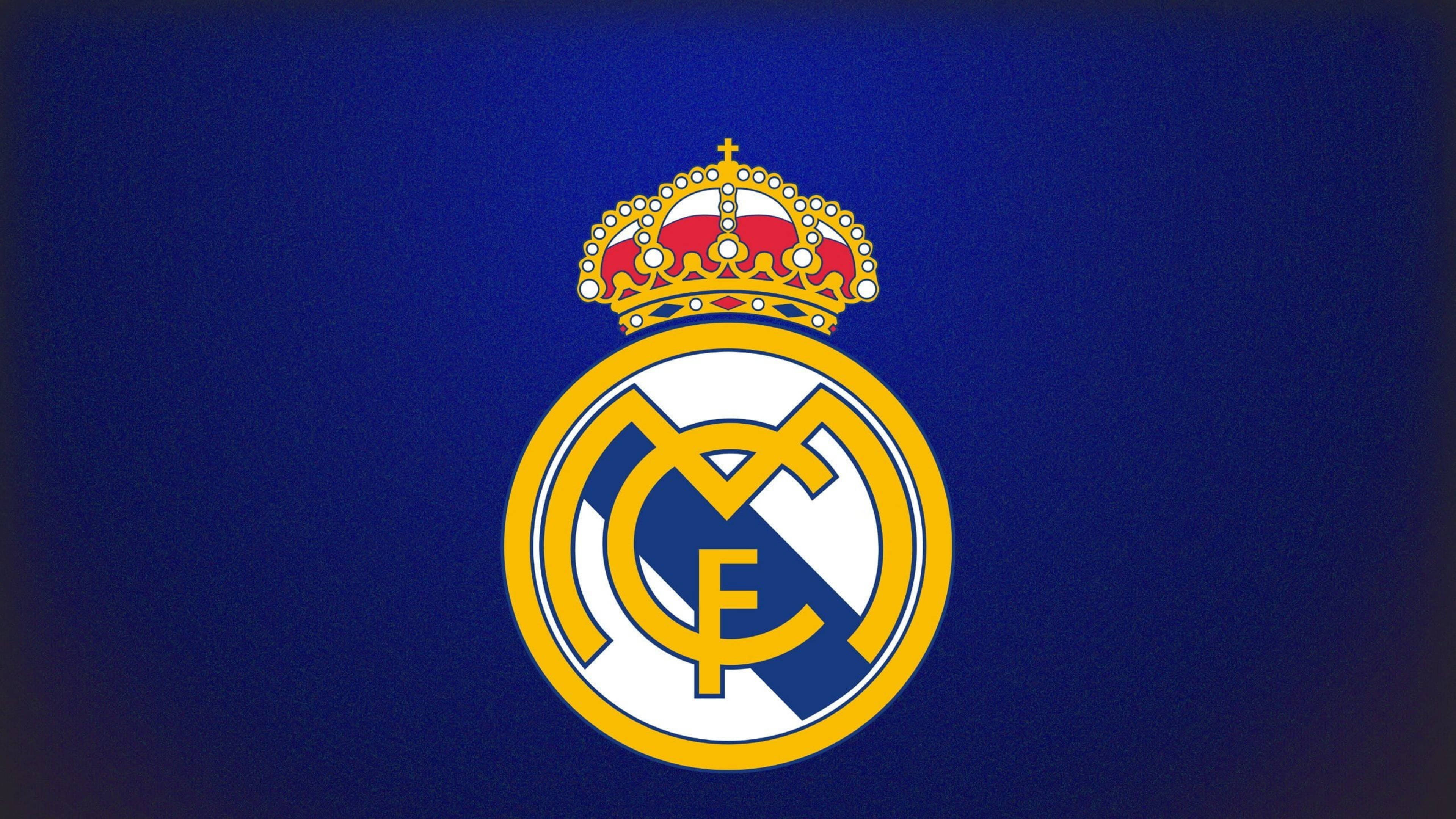 Real Madrid 4K 桌布 壁紙 — 皇家馬德里會徽，帶有皇冠和交織字母，背景為深藍色紋理。