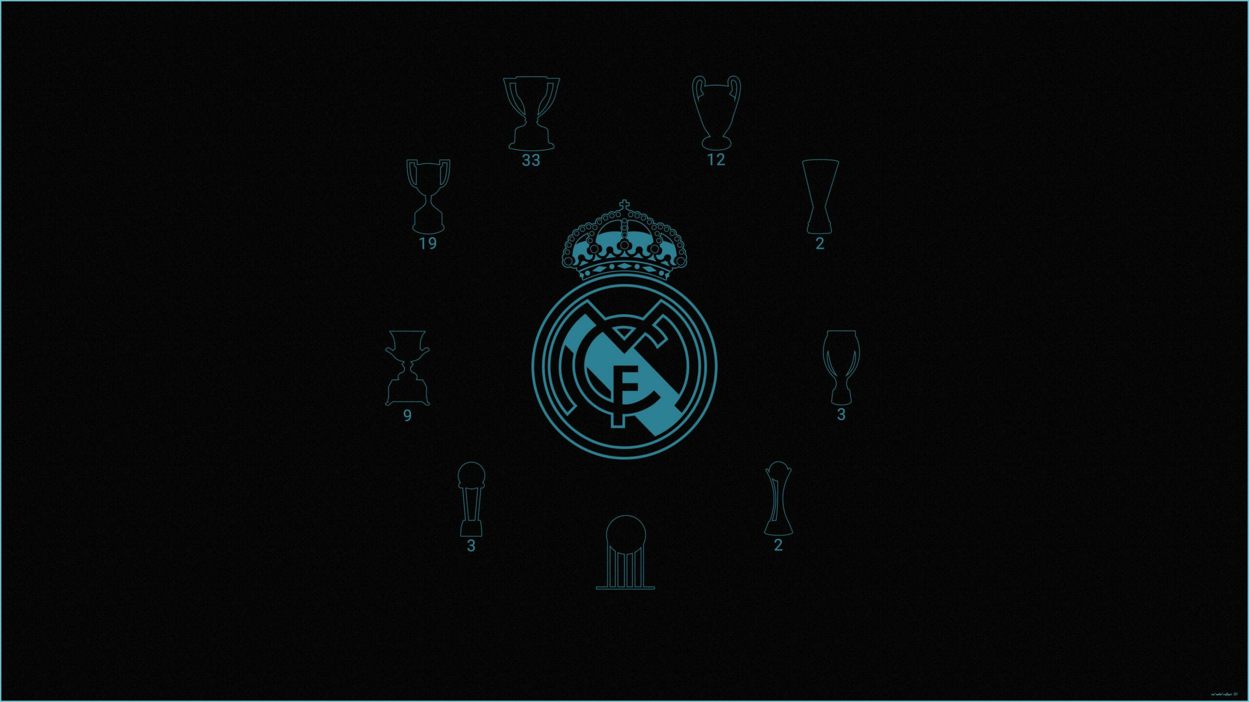 Real Madrid 4K 桌布 壁紙 — 皇家馬德里會徽在黑色背景上發出青色光芒，周圍環繞著帶有勝利次數的獎盃圖示。