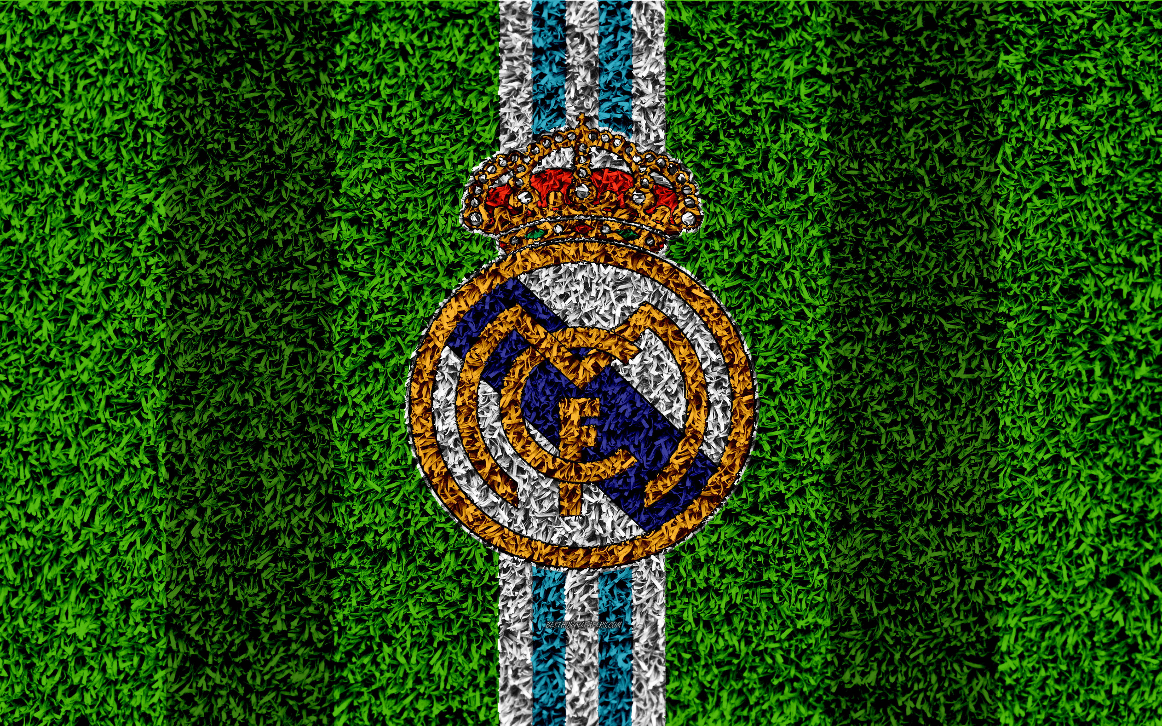 Real Madrid 4K 桌布 壁紙 — 皇家馬德里會徽置中於鮮綠色草地上，帶有垂直的藍白條紋。