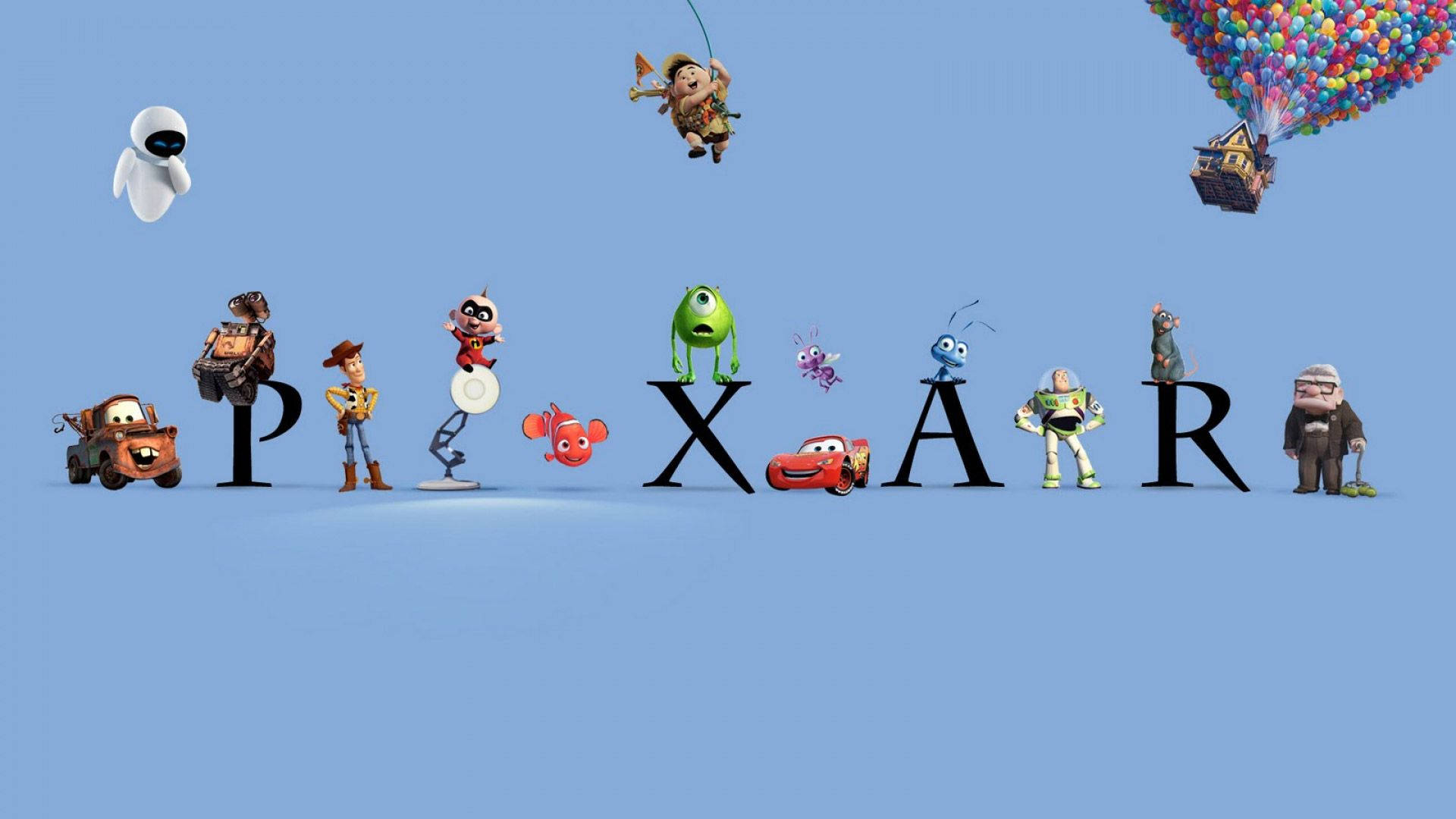 皮克斯 桌布 壁紙 — 皮克斯角色站在粗體黑色字母「PIXAR」之上，背景是柔和藍天，上方漂浮著一個氣球屋。