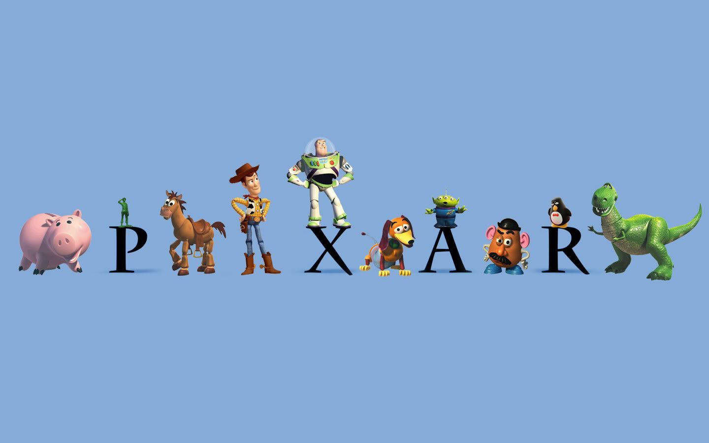 玩具總動員 桌布 壁紙 — 皮克斯角色站在粗體黑色字母「PIXAR」之上，背景為純藍色。