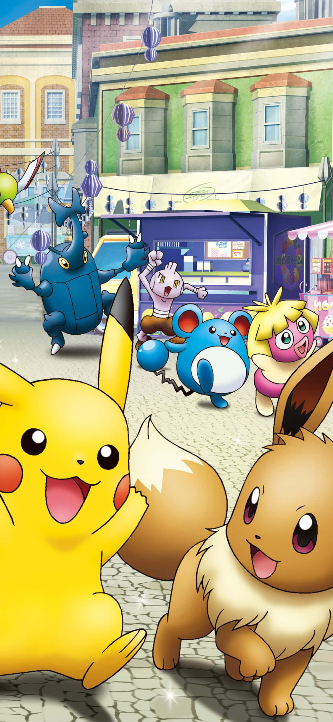Cute Pikachu And Eevee 桌布 壁紙 — 皮卡丘和伊布愉快地跑過一個繁忙的動畫風格城鎮廣場，其他寶可夢在周圍歡呼。