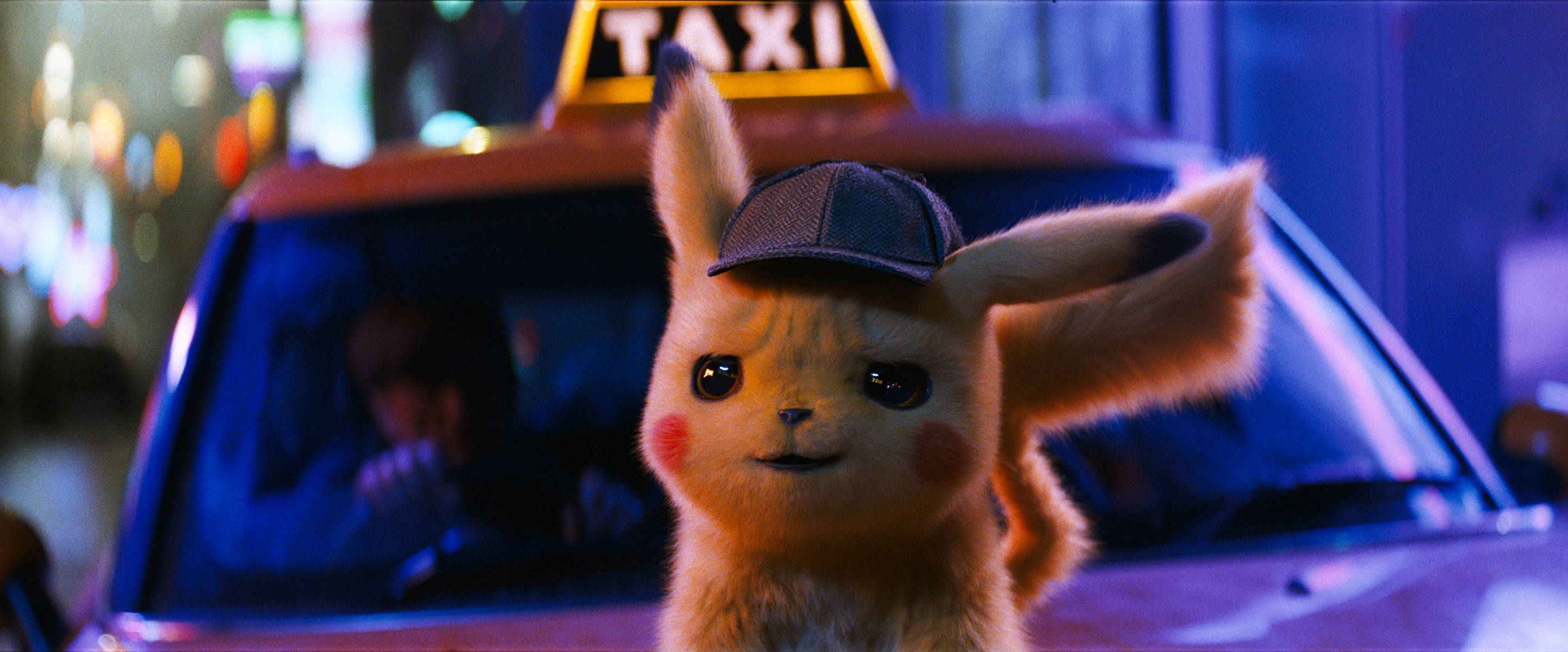 pikachu 3d 桌布 壁紙 — 皮卡丘戴著偵探帽，夜晚站在計程車前面，背景有霓虹燈閃爍。