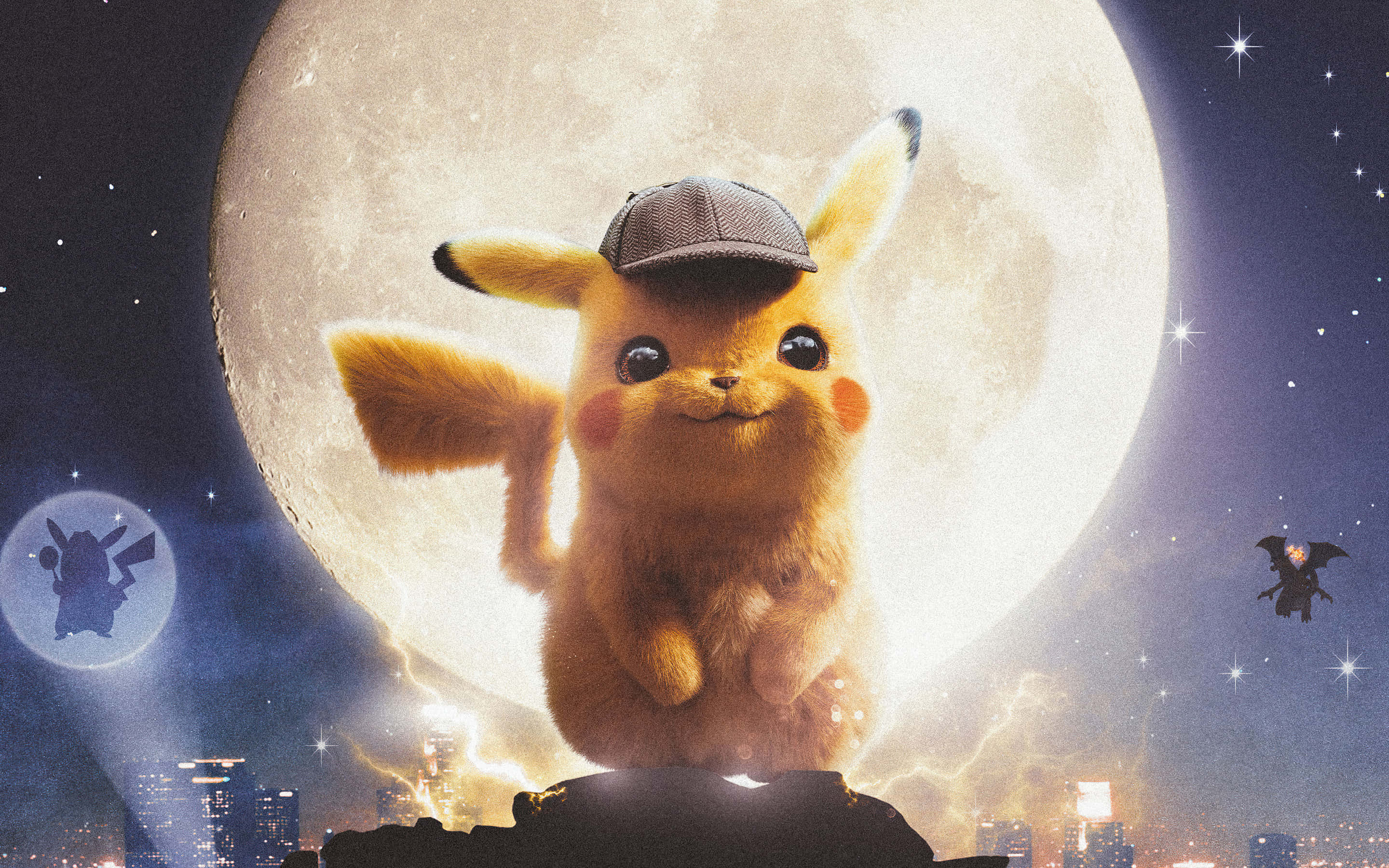 Pokemon Posters 桌布 壁紙 — 皮卡丘戴著偵探帽，站在城市天際線頂端，下方是巨大的月亮，周圍有星星和一隻蝙蝠在飛翔。