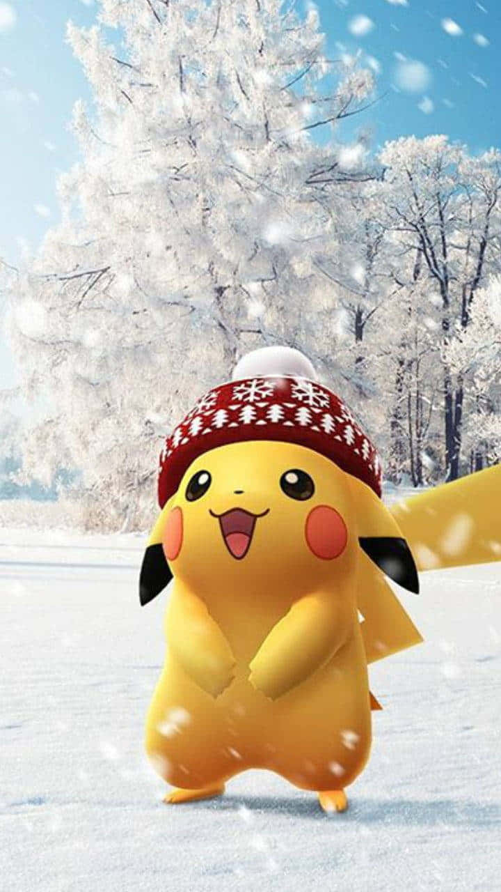 Pokemon Christmas 桌布 壁紙 — 皮卡丘戴著紅色雪花帽，愉快地站在白雪覆蓋的森林中，周圍是結霜的樹木和飄落的雪花。