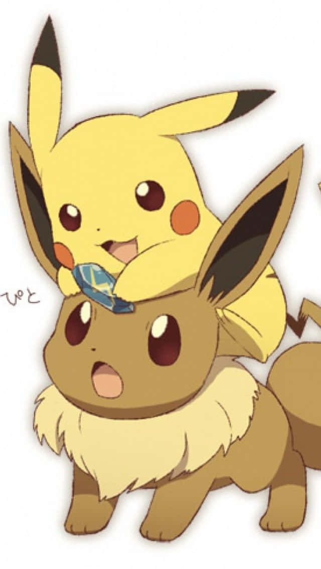 Cute Pikachu And Eevee 桌布 壁紙 — 皮卡丘頑皮地棲息在伊布上面，伊布拿著一顆藍色寶石，兩個角色都展現出開心的表情。