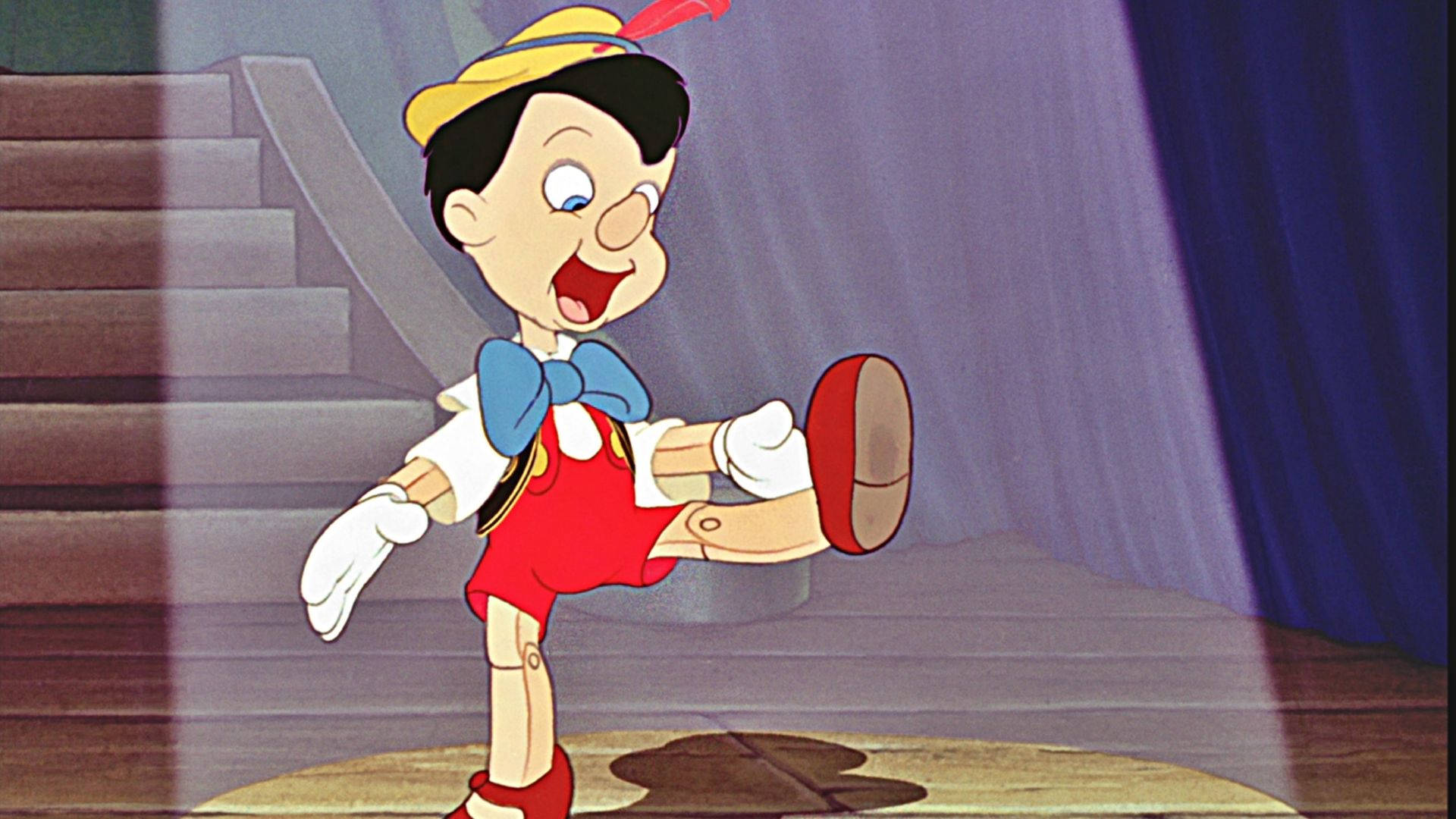 Pinocchio 桌布 壁紙 — 皮諾丘在聚光燈下於舞台上快樂地跳舞，身後有藍色窗簾和樓梯。