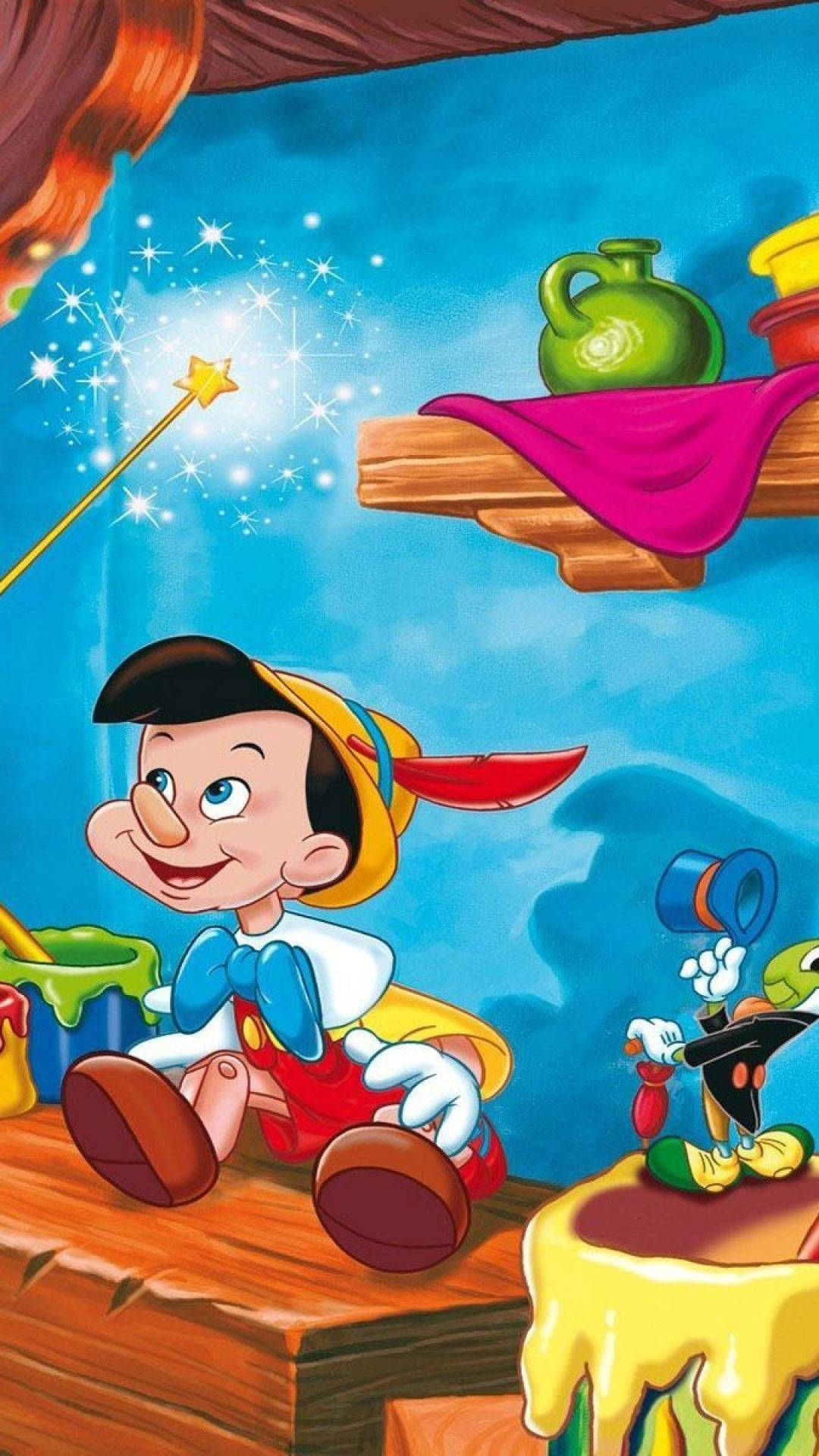 Pinocchio 桌布 壁紙 — 皮諾丘微笑著，一支魔法星星魔杖在他頭頂閃爍，附近有一隻頑皮的蟋蟀在色彩繽紛的工作室裡。