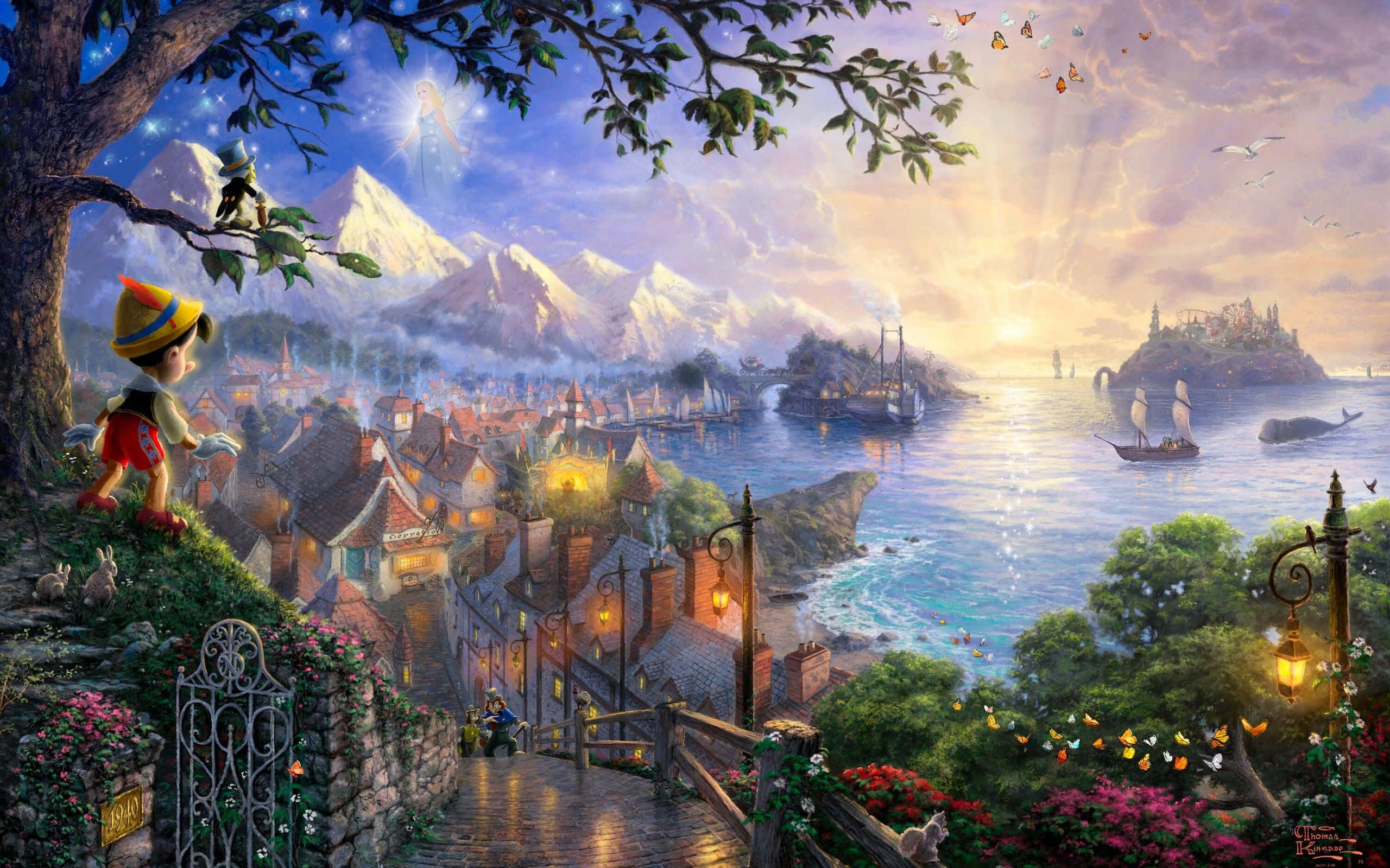 Fairy Tale 桌布 壁紙 — 皮諾丘站在山丘上，俯瞰著夕陽下閃閃發光、有雪山和遠處島嶼城堡的海邊村莊。