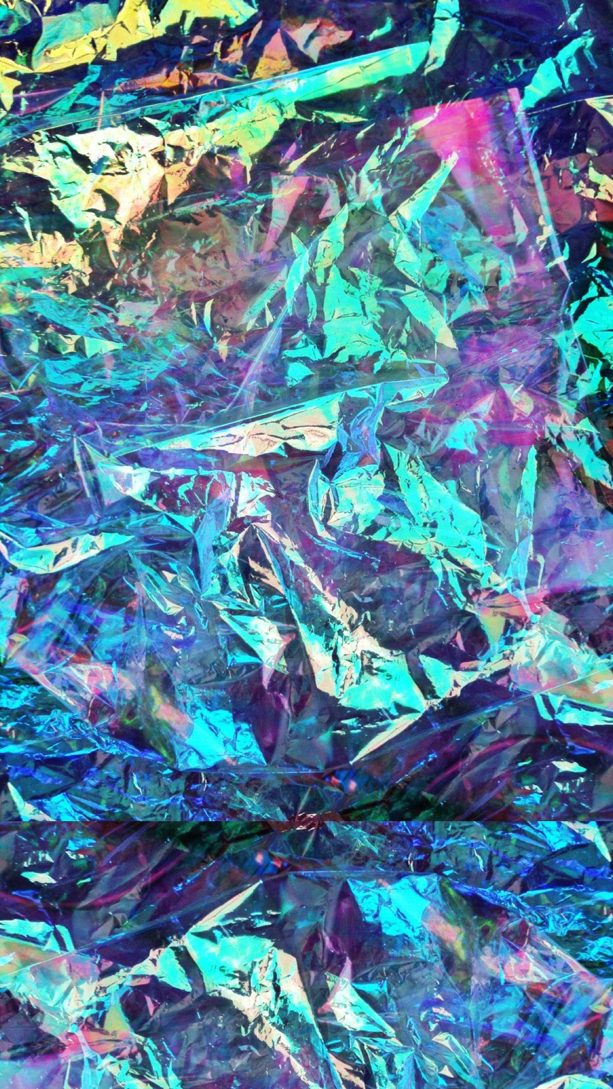 Pinterest 桌布 壁紙 — 皺巴巴的全息箔特寫，反射出鮮豔的藍色、紫色和粉紅色，形成耀眼的彩虹圖案。