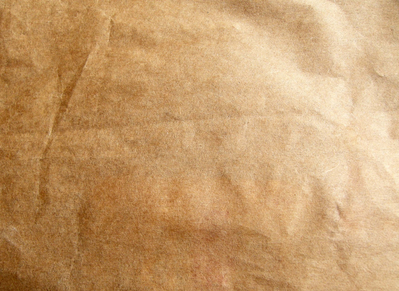 paper 桌布 壁紙 — 皺巴巴的棕色紙張特寫，具有自然紋理和柔和光線。