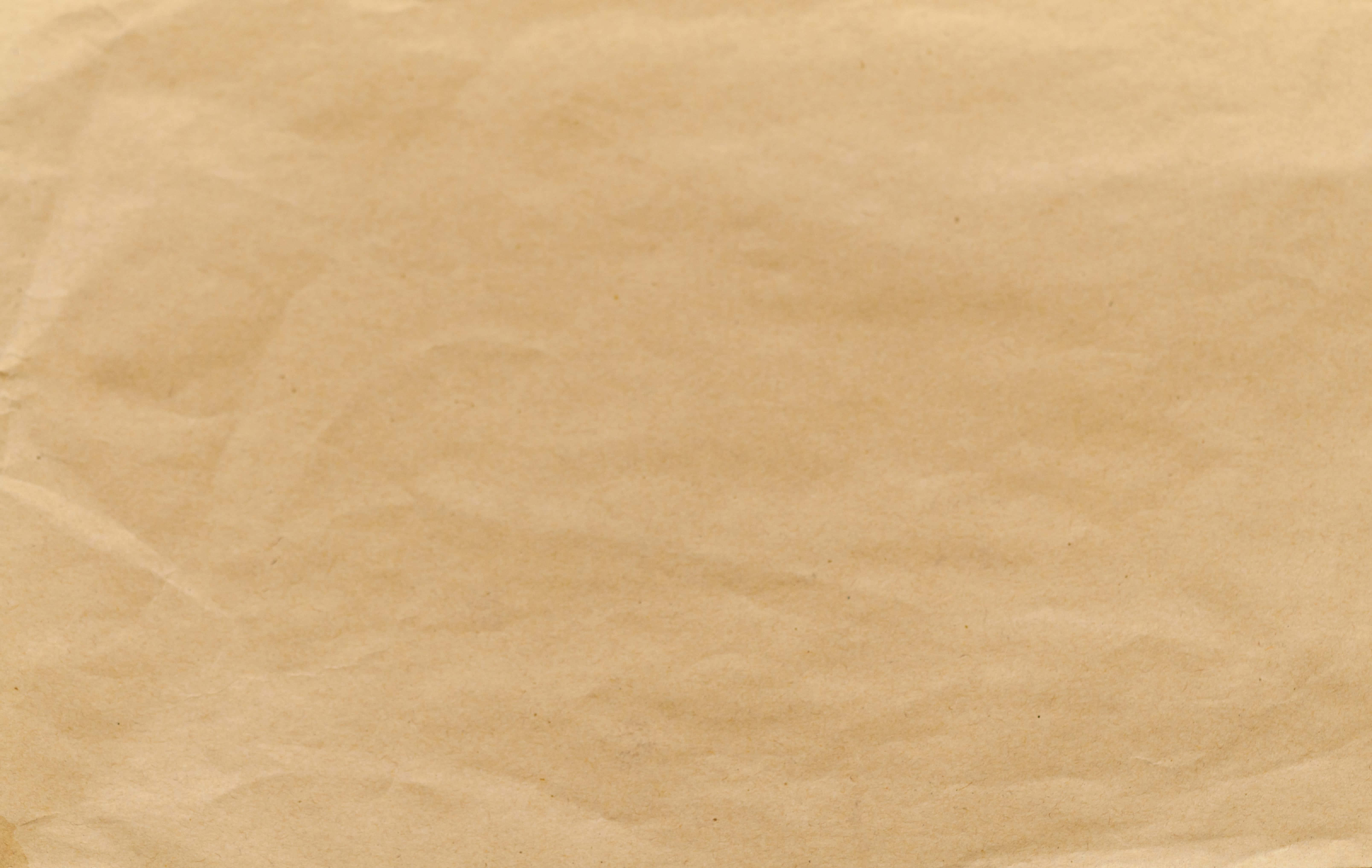 paper 桌布 壁紙 — 皺巴巴的棕色紙張特寫，帶有柔軟的摺痕和自然紋理。