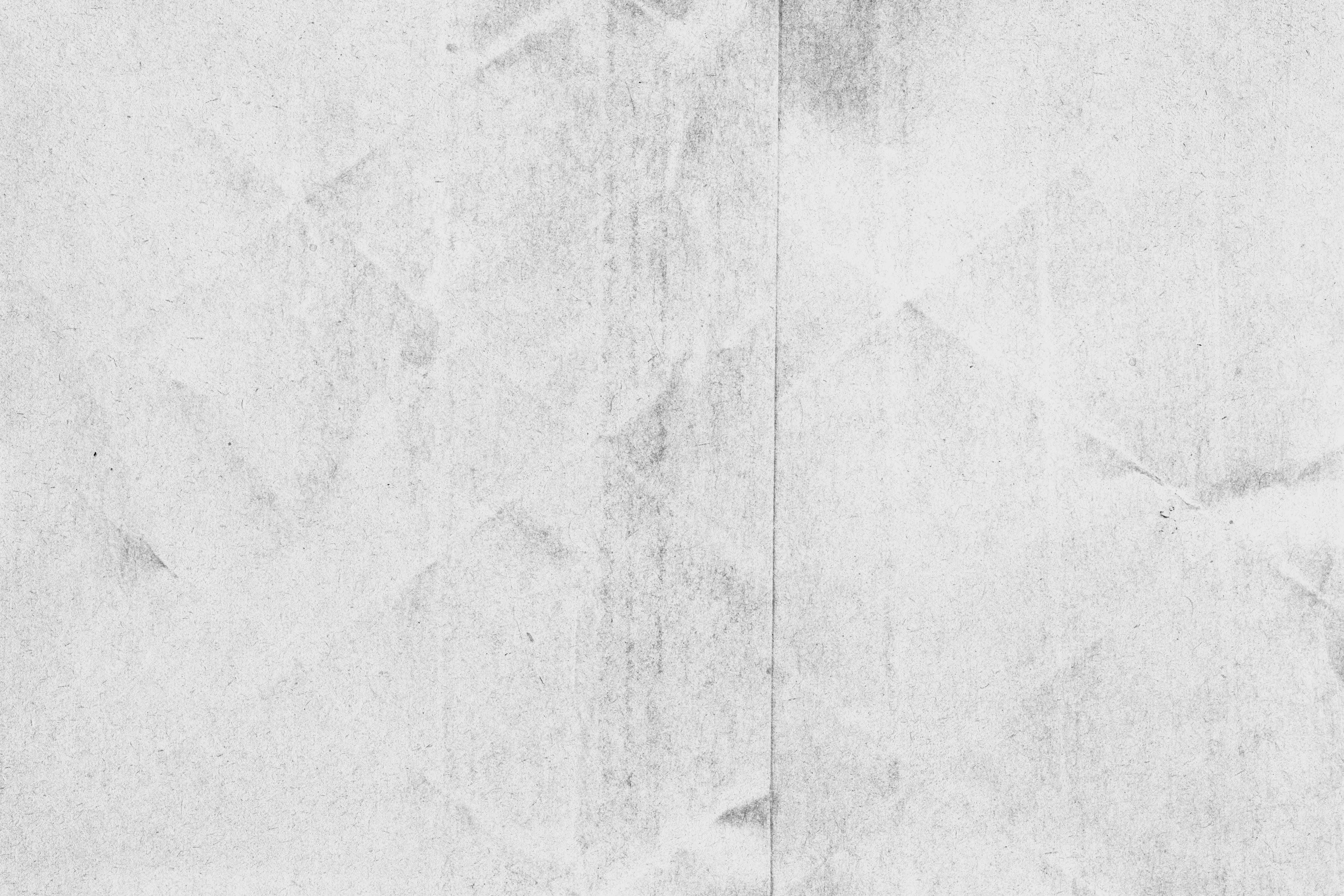 White Grunge 桌布 壁紙 — 皺巴巴的白紙特寫，帶有微妙的灰色摺痕和紋理。
