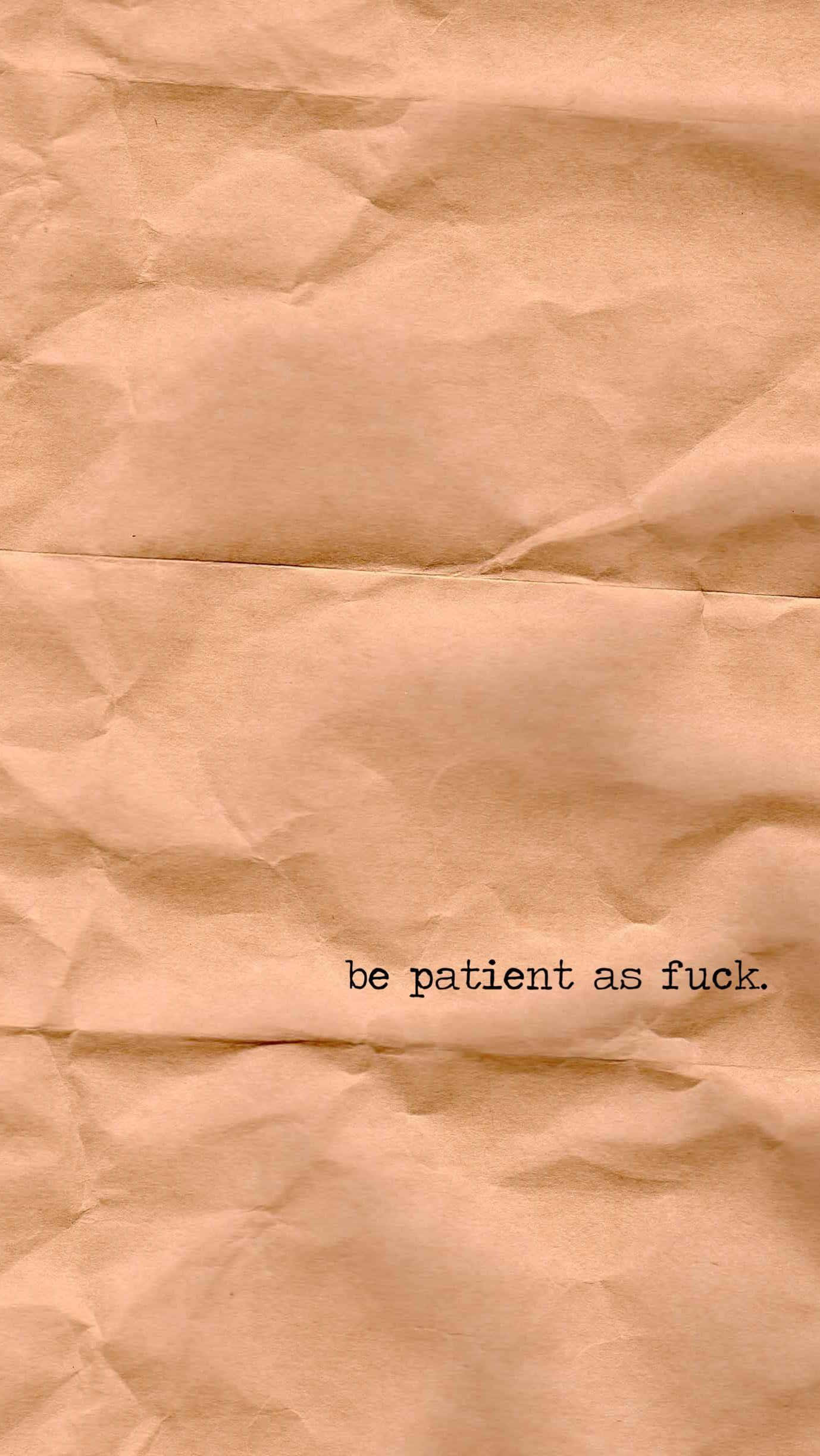 米色風格 桌布 壁紙 — 皺巴巴的米色紙張，上面有粗體文字寫著「be patient as fuck」。