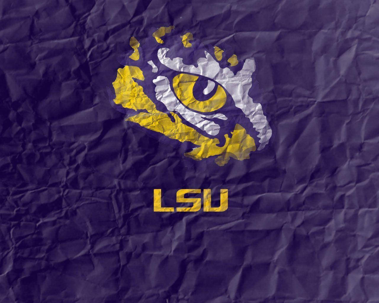 Lsu 桌布 壁紙 — 皺巴巴的紫色紙背景上有一個大膽的黃色和白色LSU老虎眼睛標誌，下方有LSU字母。