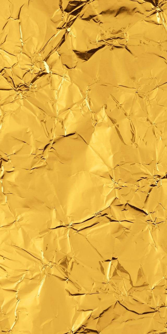 Foil 桌布 壁紙 — 皺巴巴的金箔特寫，帶有銳利摺痕和反射高光。