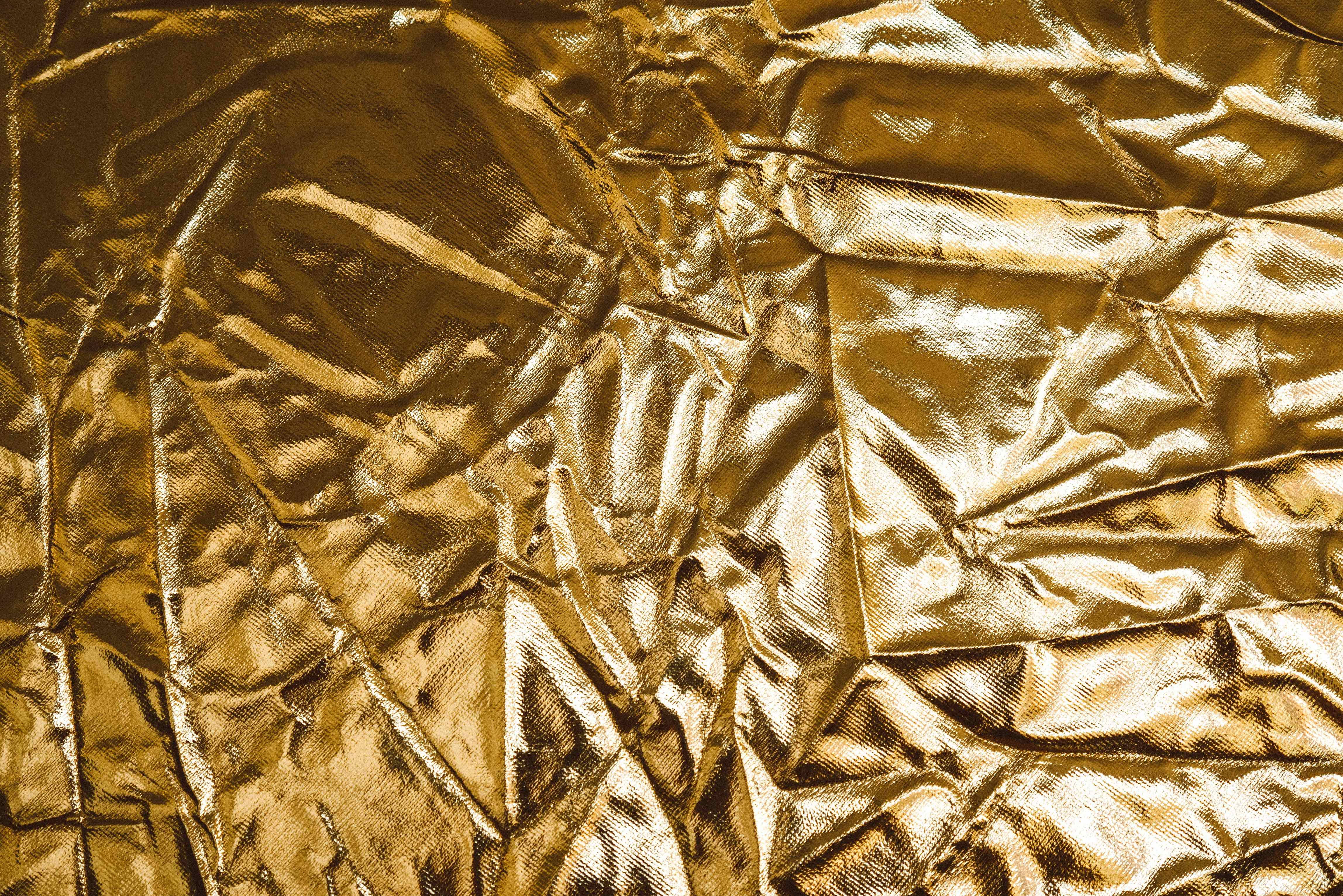 Golden 桌布 壁紙 — 皺巴巴的金箔特寫，帶有閃亮反光的摺痕和溫暖的金屬光澤。