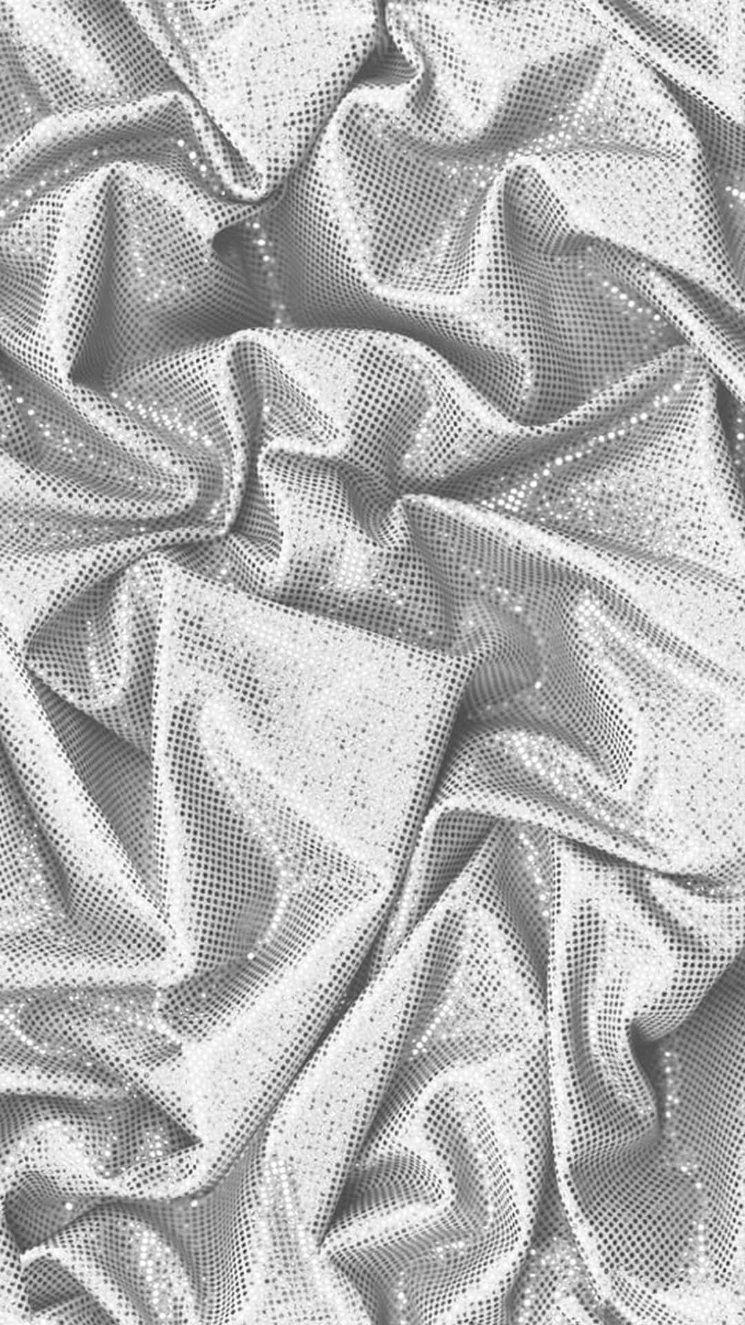 Silver Aesthetic iPhone 桌布 壁紙 — 皺巴巴的銀色網眼布料的特寫，帶有圓點紋理和柔和的高光。