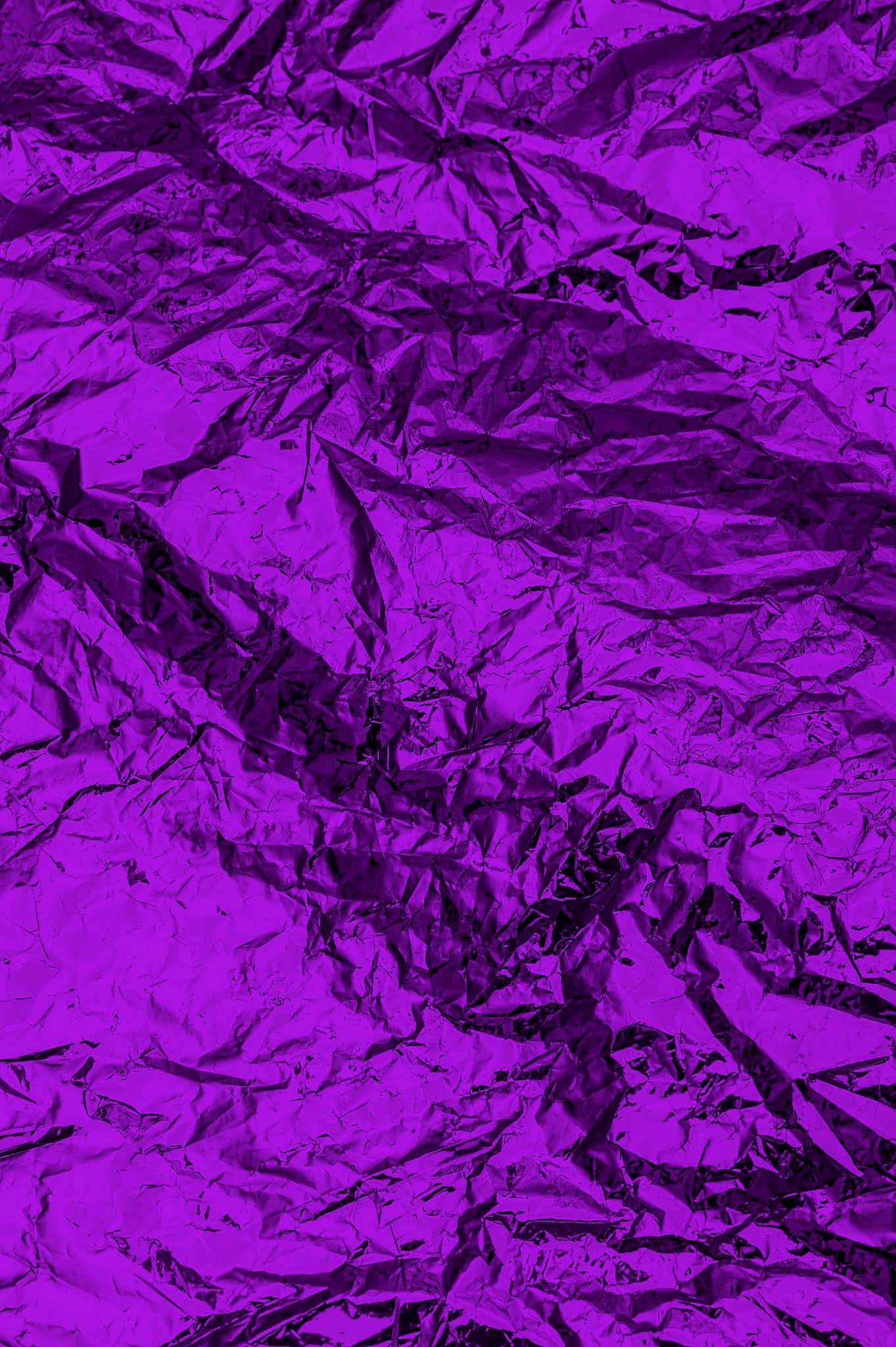 Purple Textured 桌布 壁紙 — 皺巴巴的鮮紫色箔紙特寫，帶有深邃陰影和反光高光。