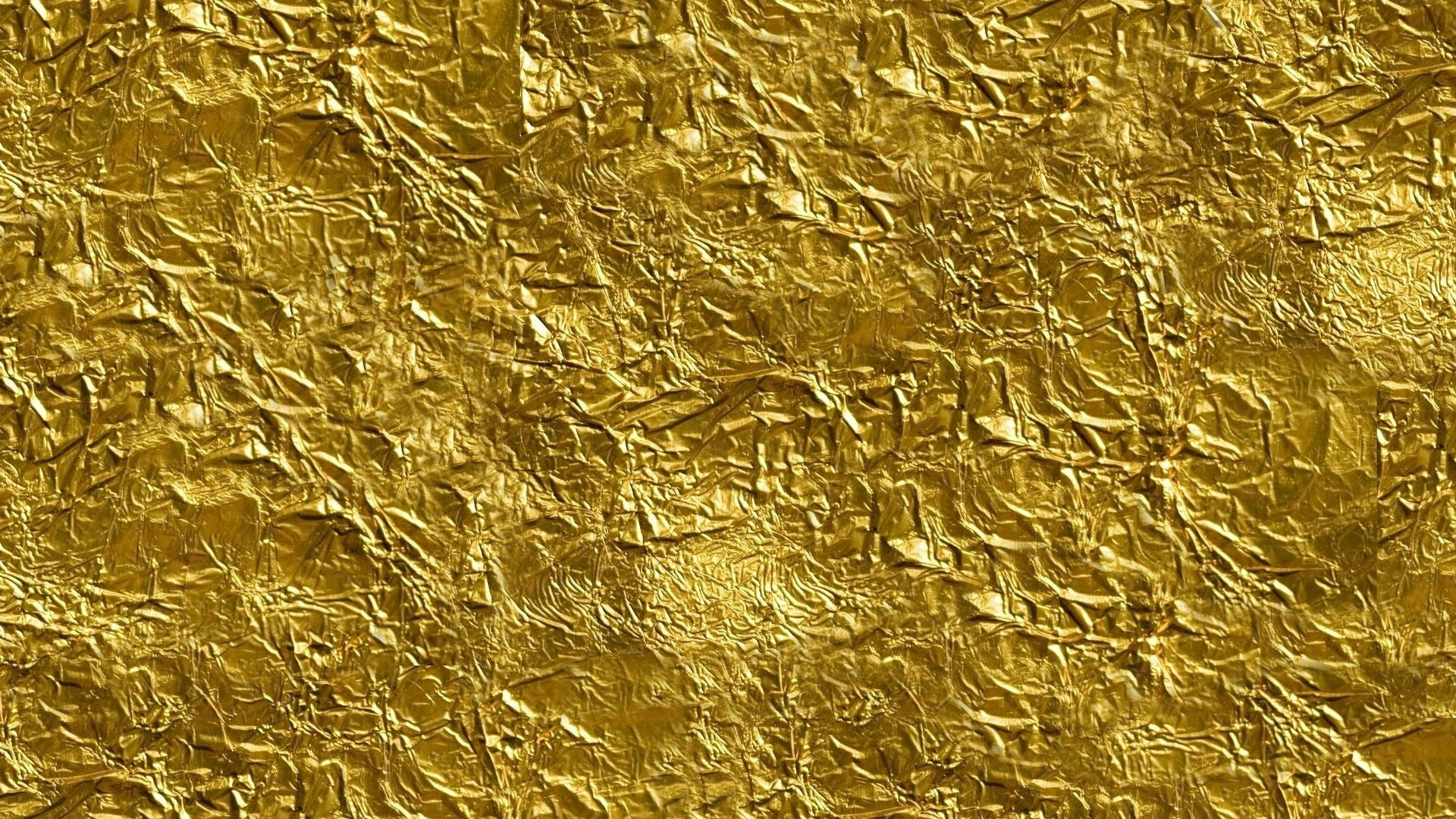 金色質感 桌布 壁紙 — 皺紋金箔的特寫，帶有閃爍的高光和深層摺痕，營造出奢華的紋理表面。