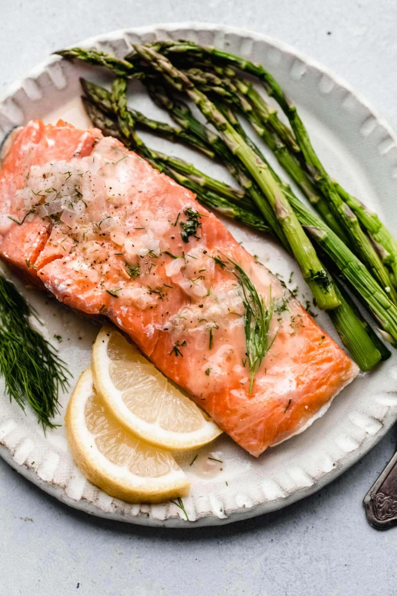 Salmon 桌布 壁紙 — 盤上鮭魚菲力配蒔蘿和洋蔥，佐以烤蘆筍和檸檬角。