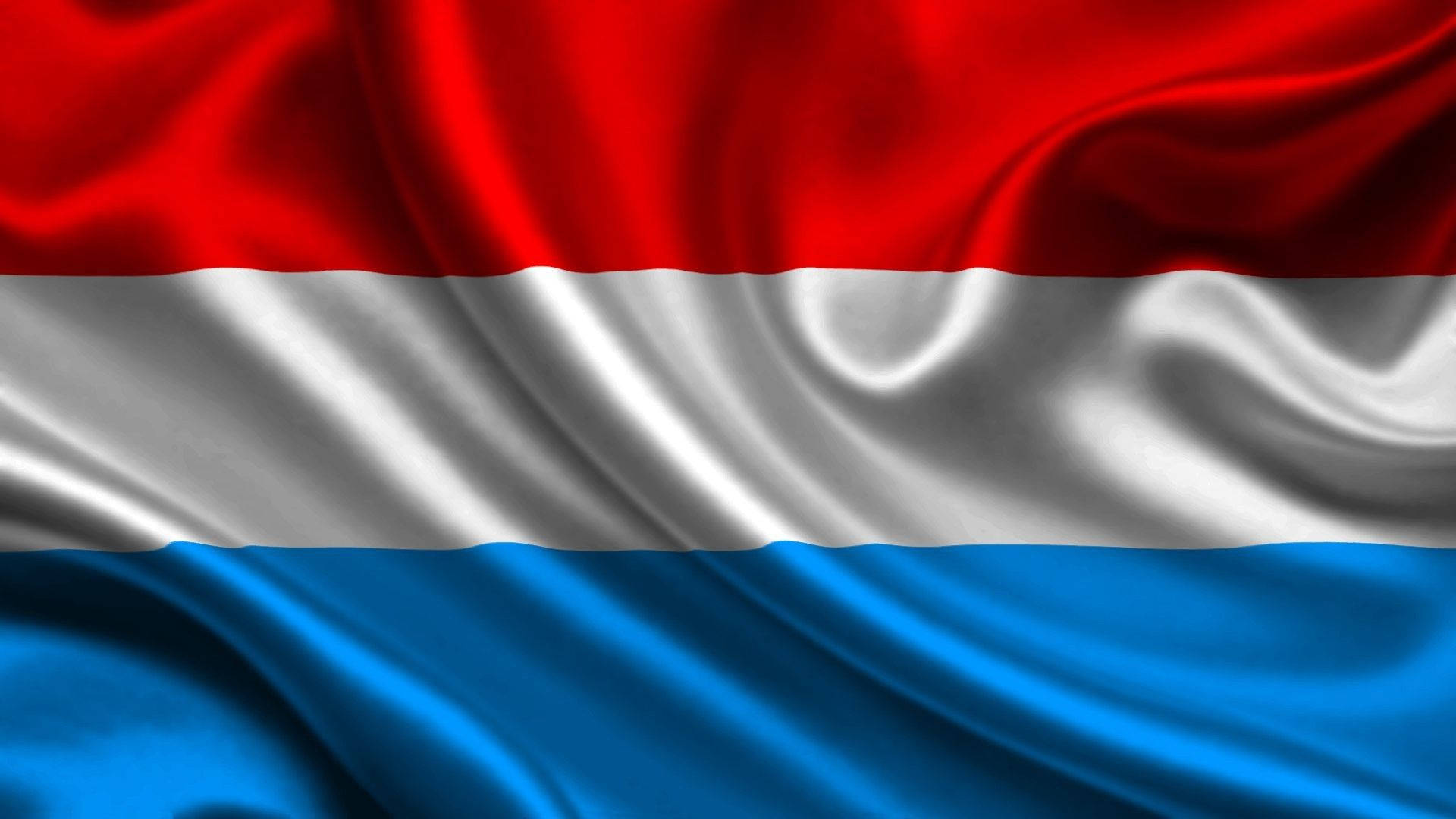 Luxembourg 桌布 壁紙 — 盧森堡國旗的特寫，紅、白、藍三色橫條隨風飄揚。