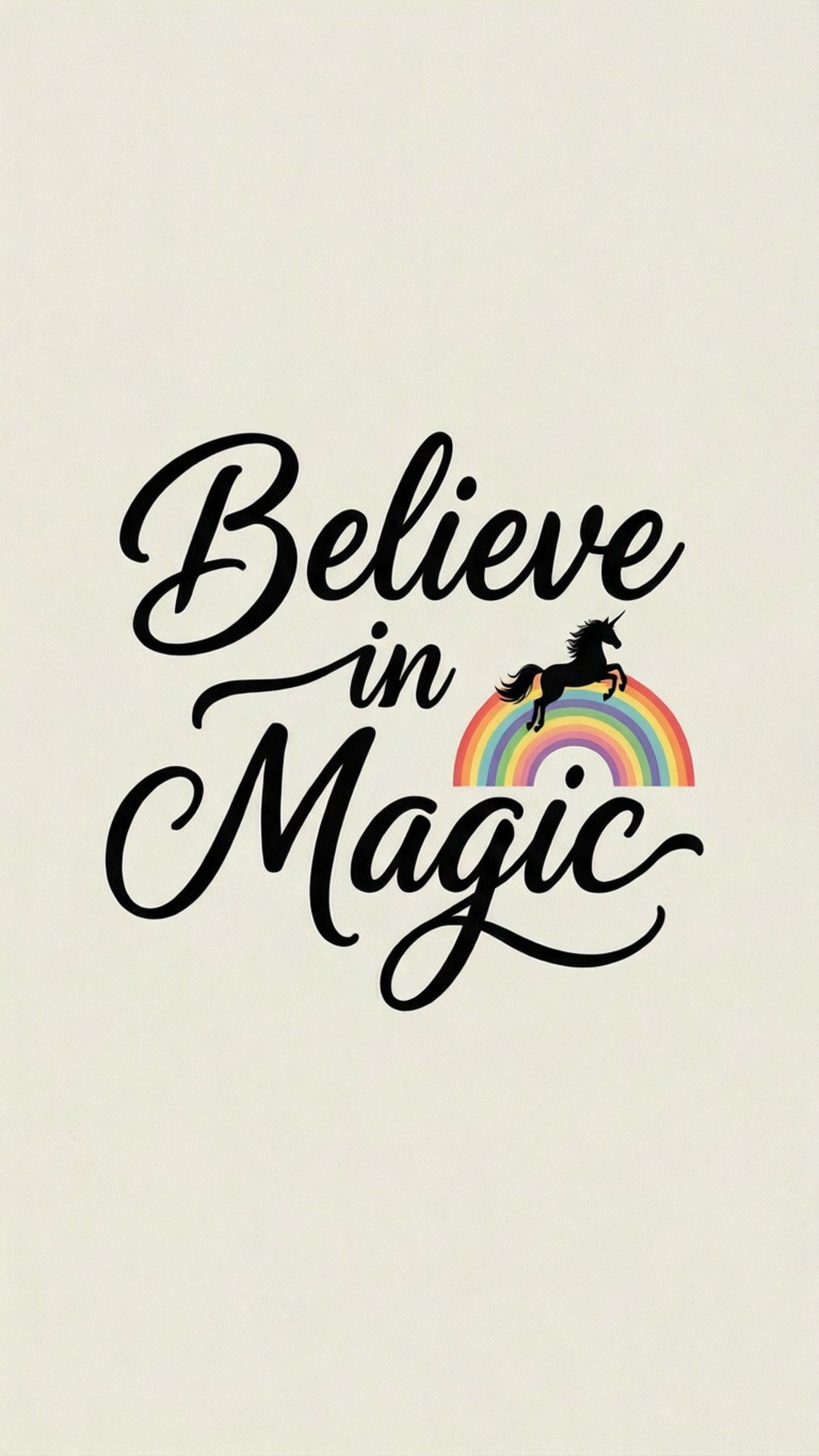 相信魔法 壁紙 — 在奶油色背景上，一個俏皮的黑色字體寫著「Believe in Magic」，並有一個獨角獸剪影跳過鮮豔的彩虹。