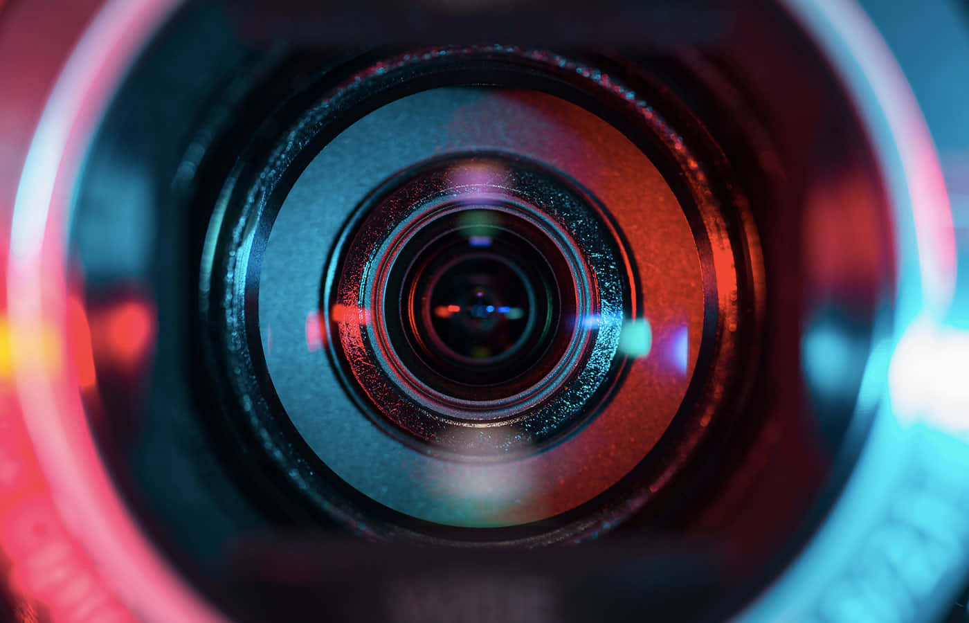 YouTube Video 桌布 壁紙 — 相機鏡頭特寫，散發著鮮豔的紅色和藍色霓虹燈光，營造出賽博龐克美學。