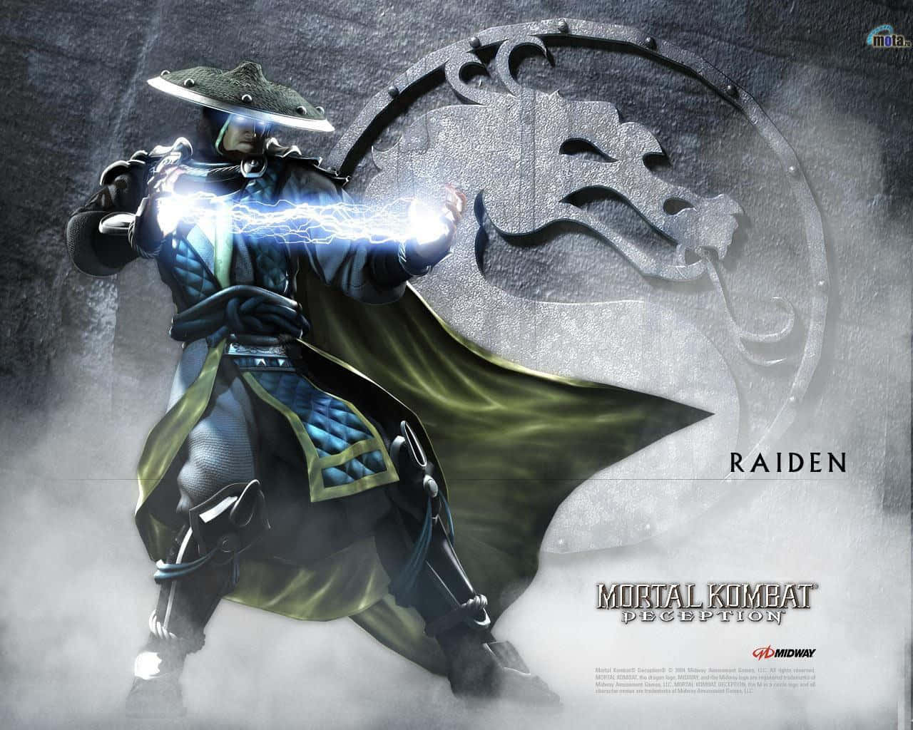 Mortal Kombat Raiden 桌布 壁紙 — 《真人快打：欺騙》中的雷電在暴風雨背景下擺出戲劇性姿勢，釋放閃電，並帶有他的龍形徽章。