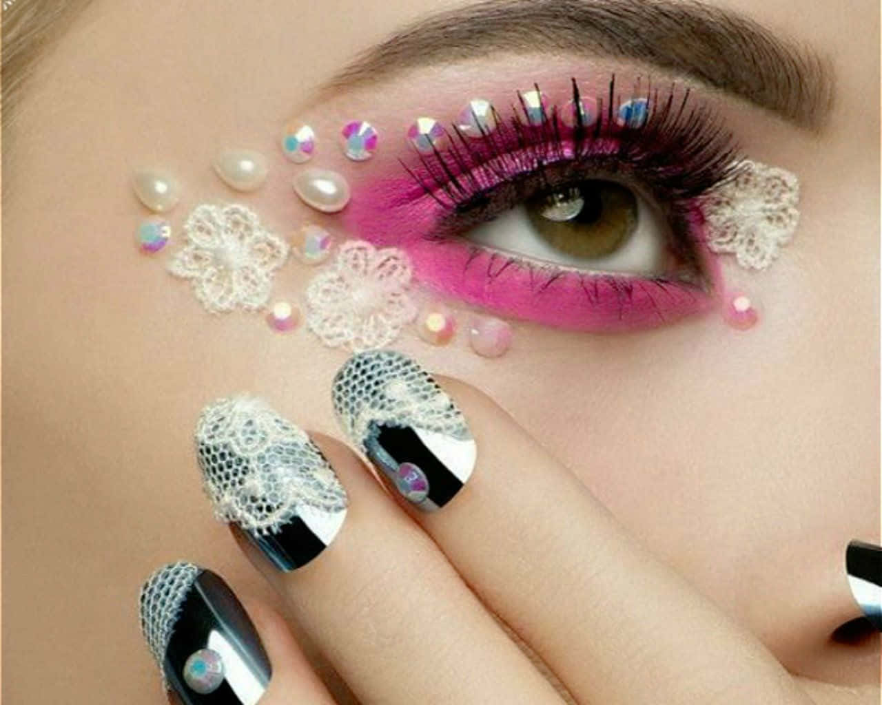 Cute Nails 桌布 壁紙 — 眼睛特寫，飾以鮮豔粉紅閃粉眼影和蕾絲裝飾，搭配相襯的華麗指甲。