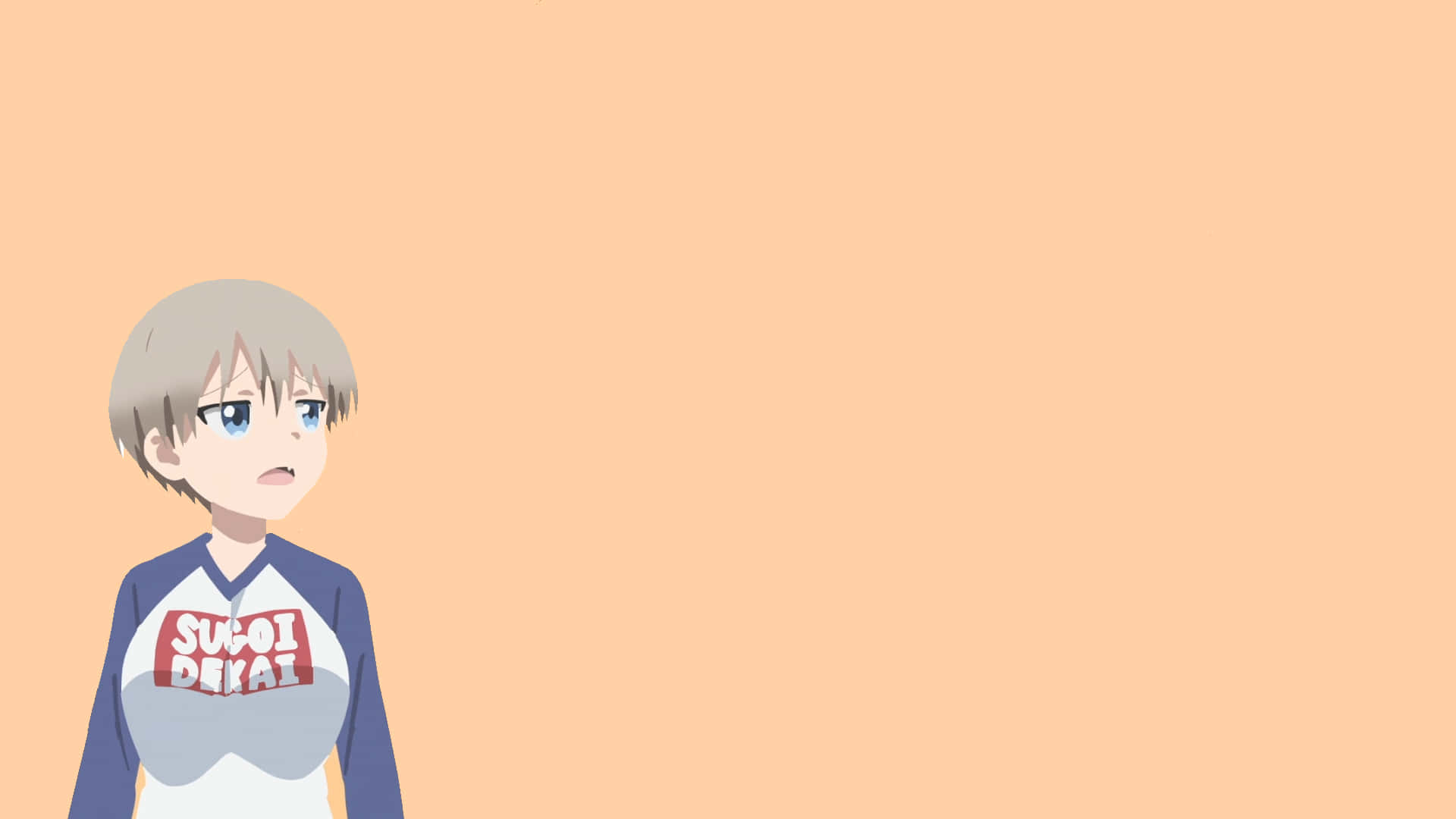 Uzaki Chan 桌布 壁紙 — 短灰髮藍眼動漫男孩，身穿藍白襯衫，上有紅色文字，背景為純蜜桃色。