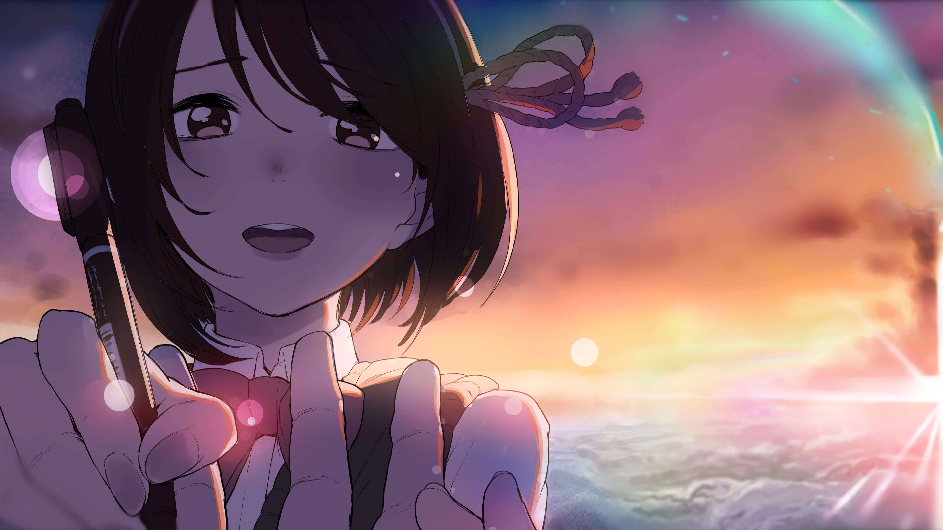 Your Name 桌布 壁紙 — 短黑髮的動漫女孩在充滿活力的日落天空下拿著筆，天空中有發光的球體和柔軟的雲朵。
