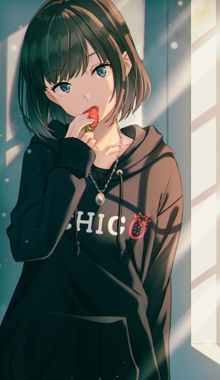 桌布 壁紙 — 短黑髮藍眼的動漫女孩咬了一口草莓，身後窗戶透進陽光。