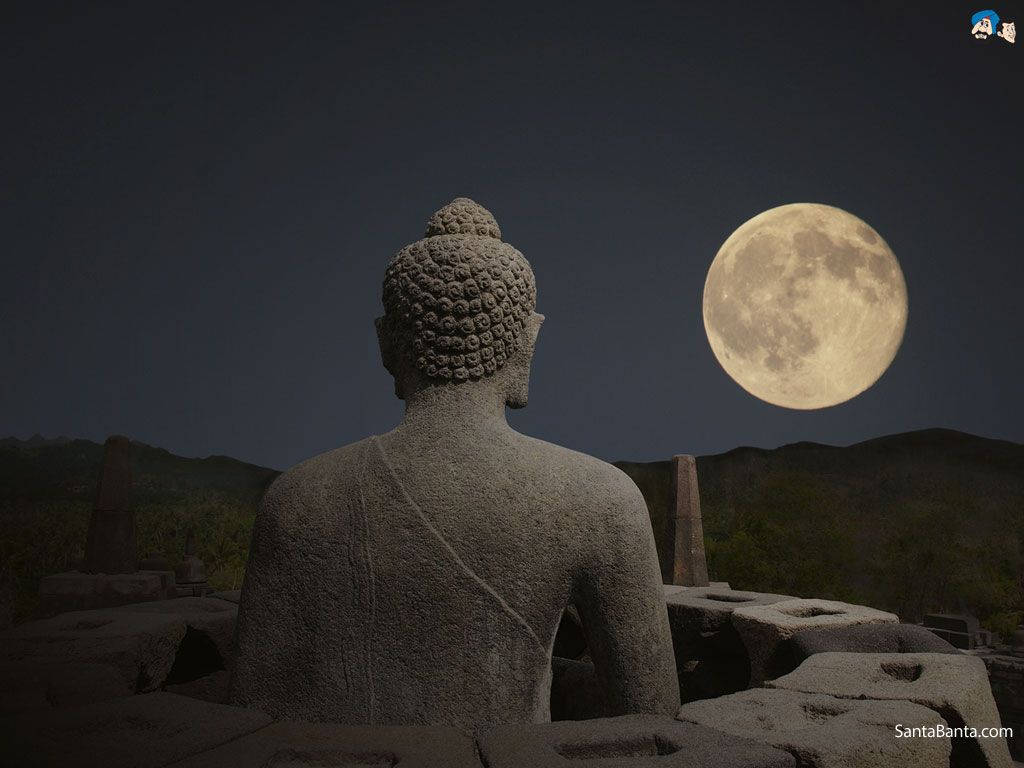 佛陀 桌布 壁紙 — 石佛像凝視著一輪明亮的滿月在深沉的夜空下從黑暗的山丘上升起。