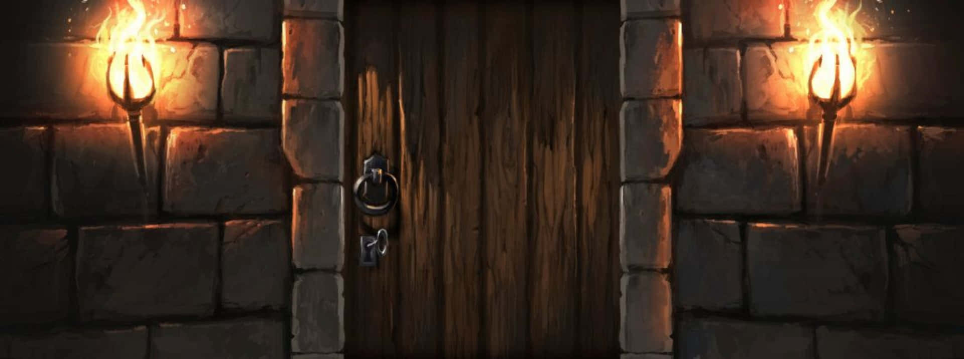 The Hogwarts Forbidden Corridor 桌布 壁紙 — 石牆中的木門兩側有燃燒的火把，在古老的石造物上投下溫暖的光芒。